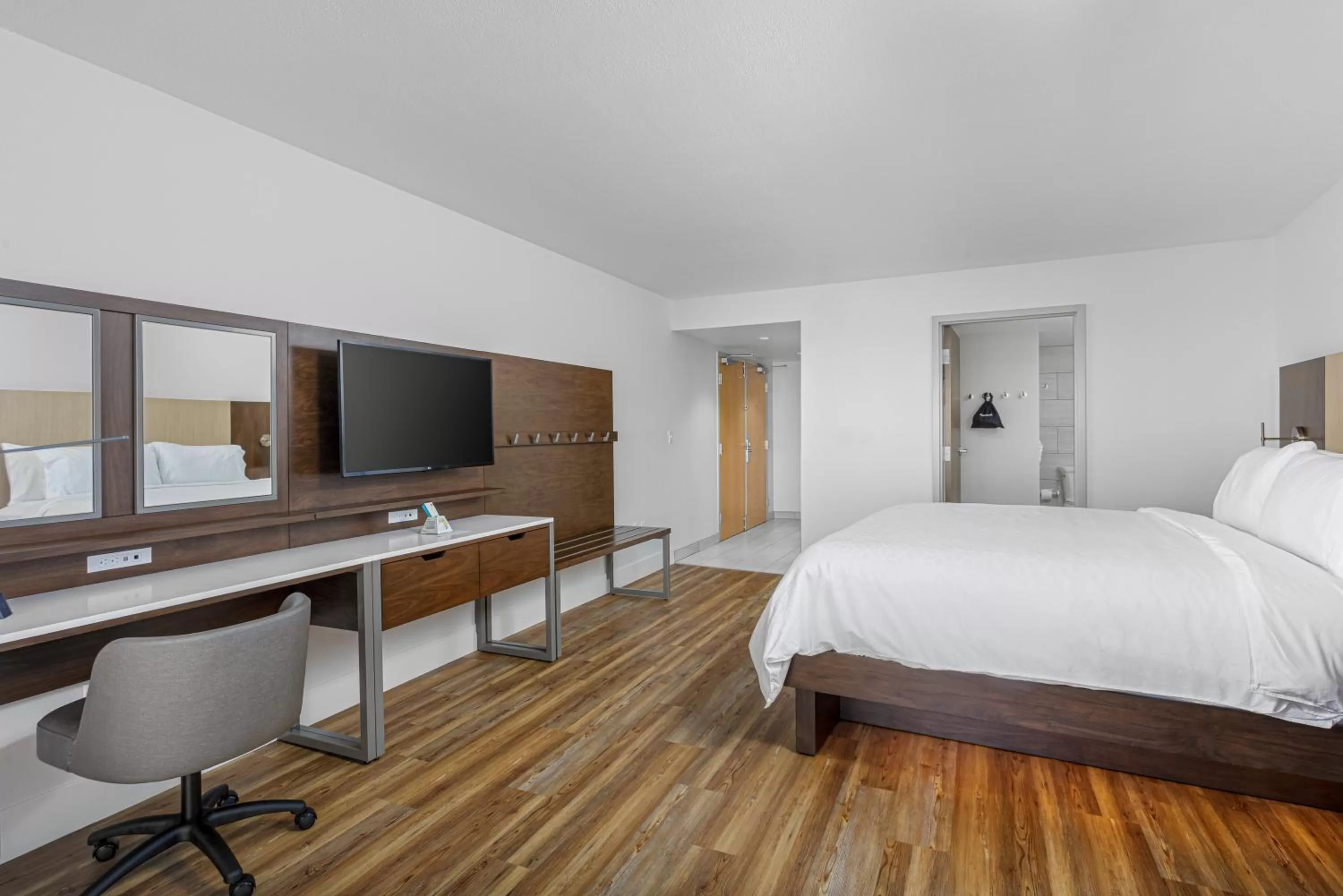 Photo of the whole room, Bed in Holiday Inn Express Pensacola Beach by IHG