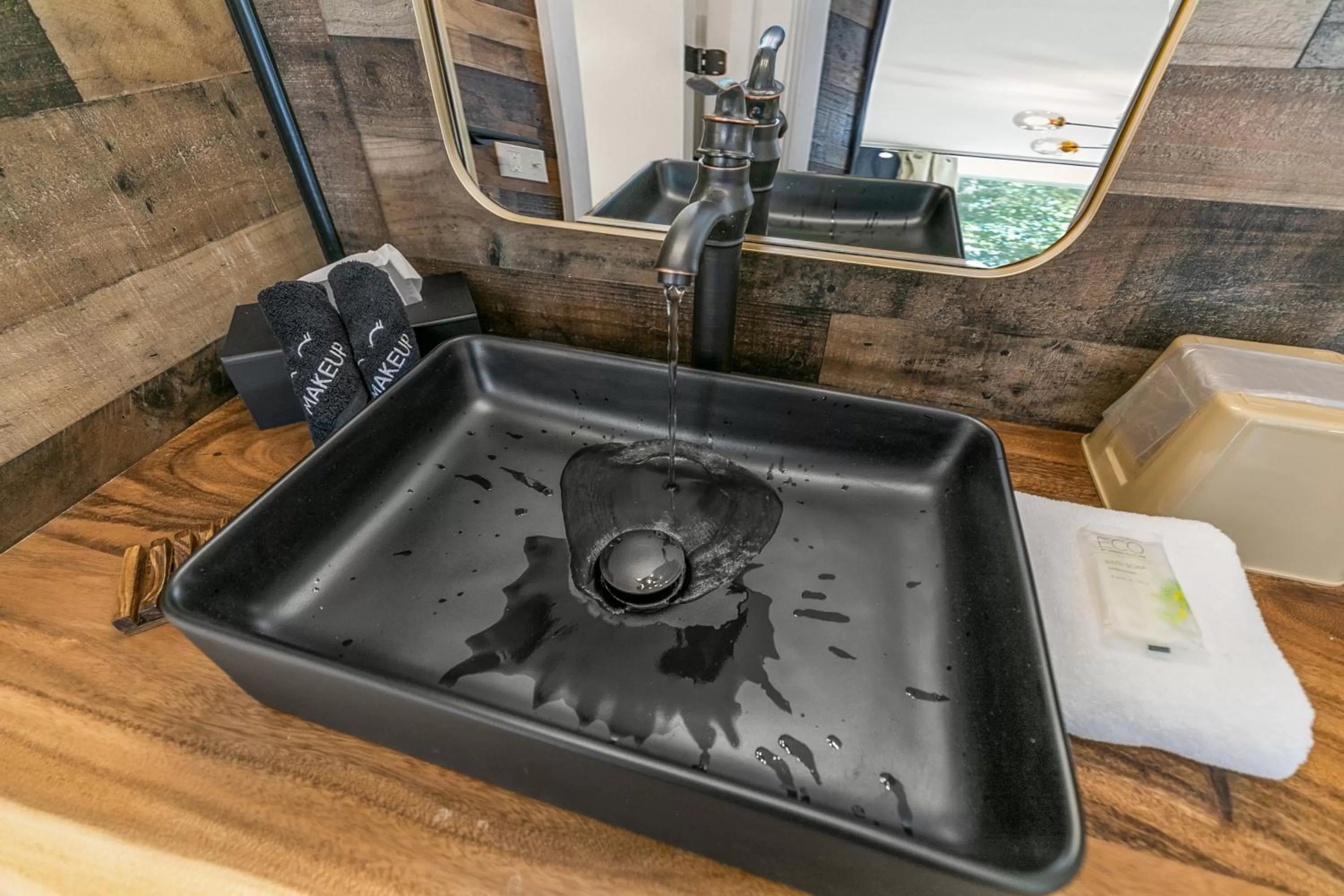 Bathroom in Candlewick Inn and Suites