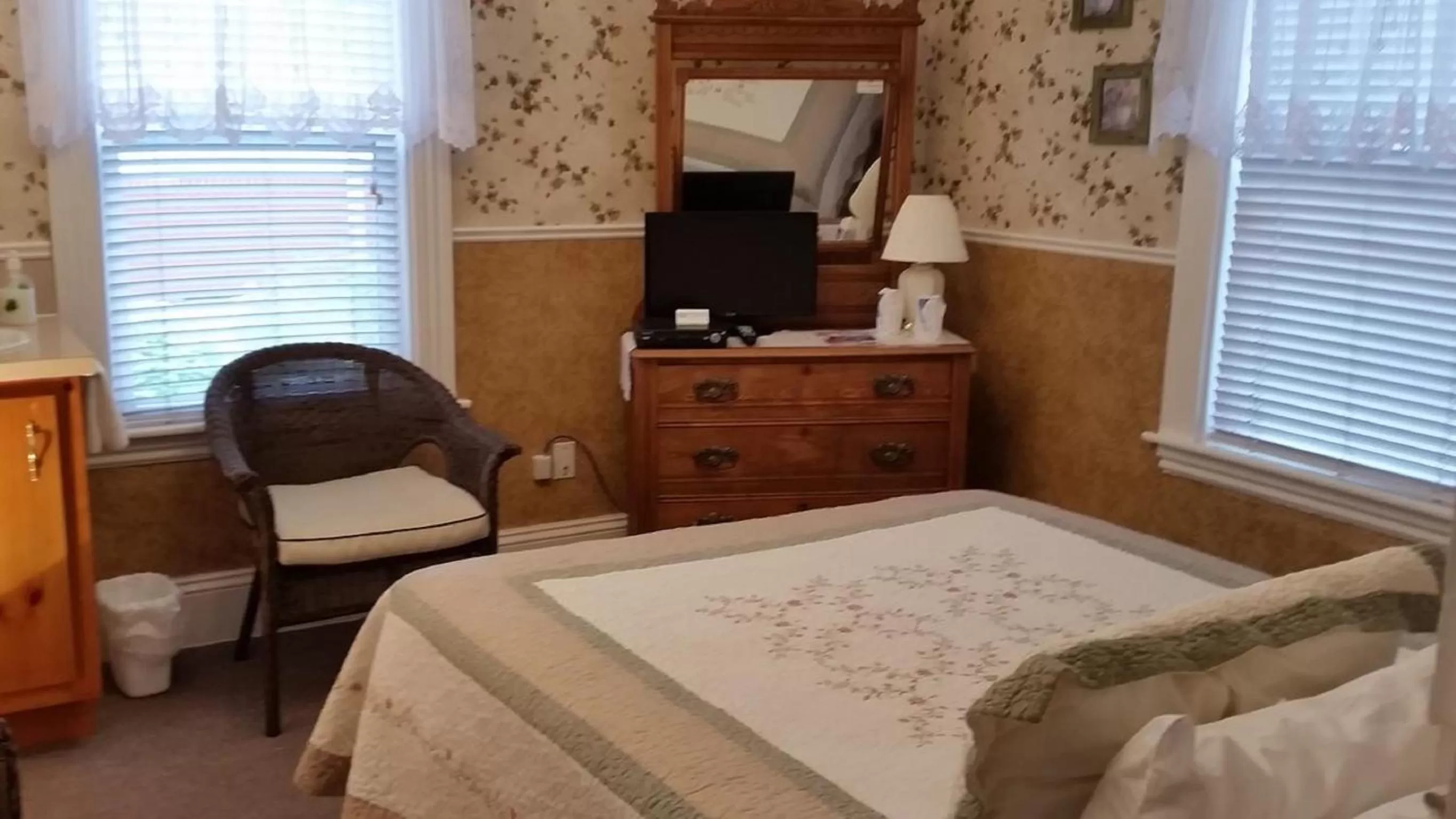 Bedroom, Bed in Bayside Inn