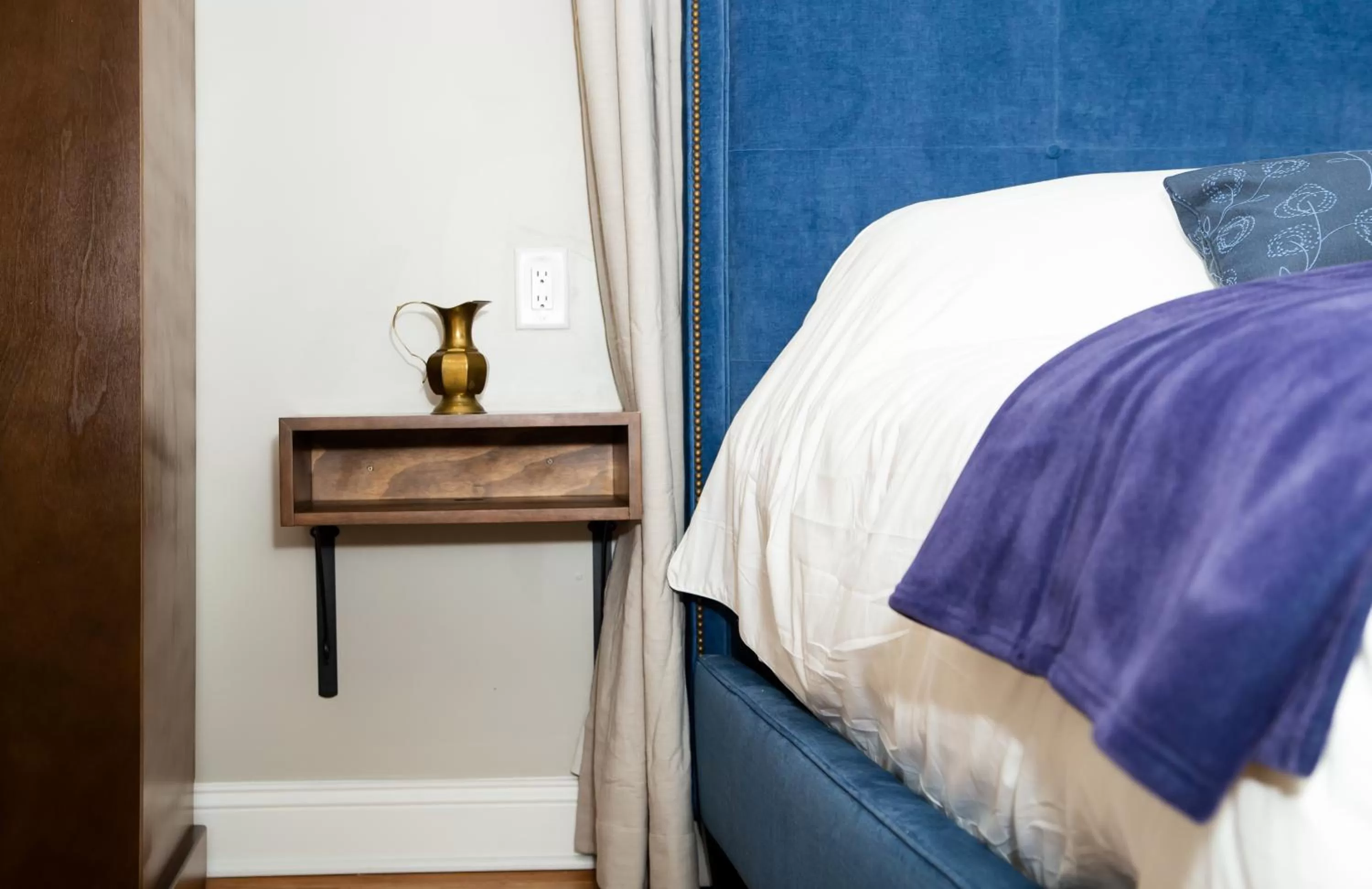 Bed in The Colonial Inn, an Ascend Collection Hotel