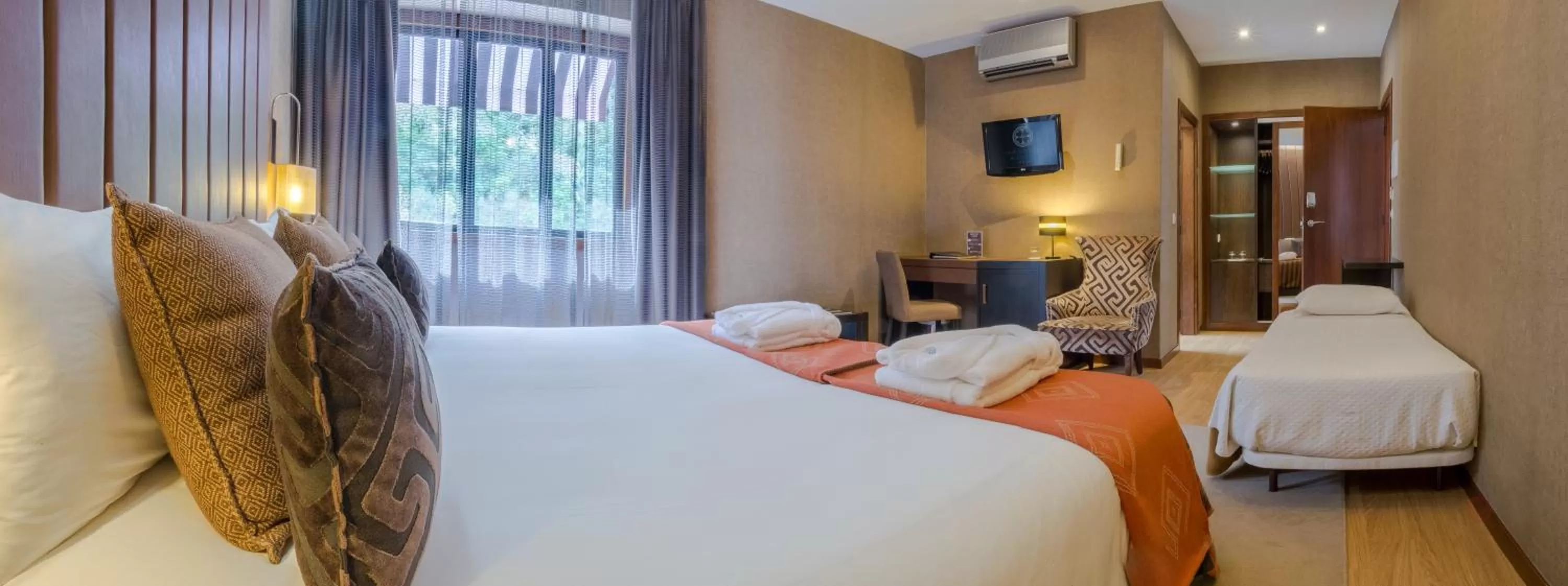 Photo of the whole room, Bed in Your Hotel & Spa Alcobaça