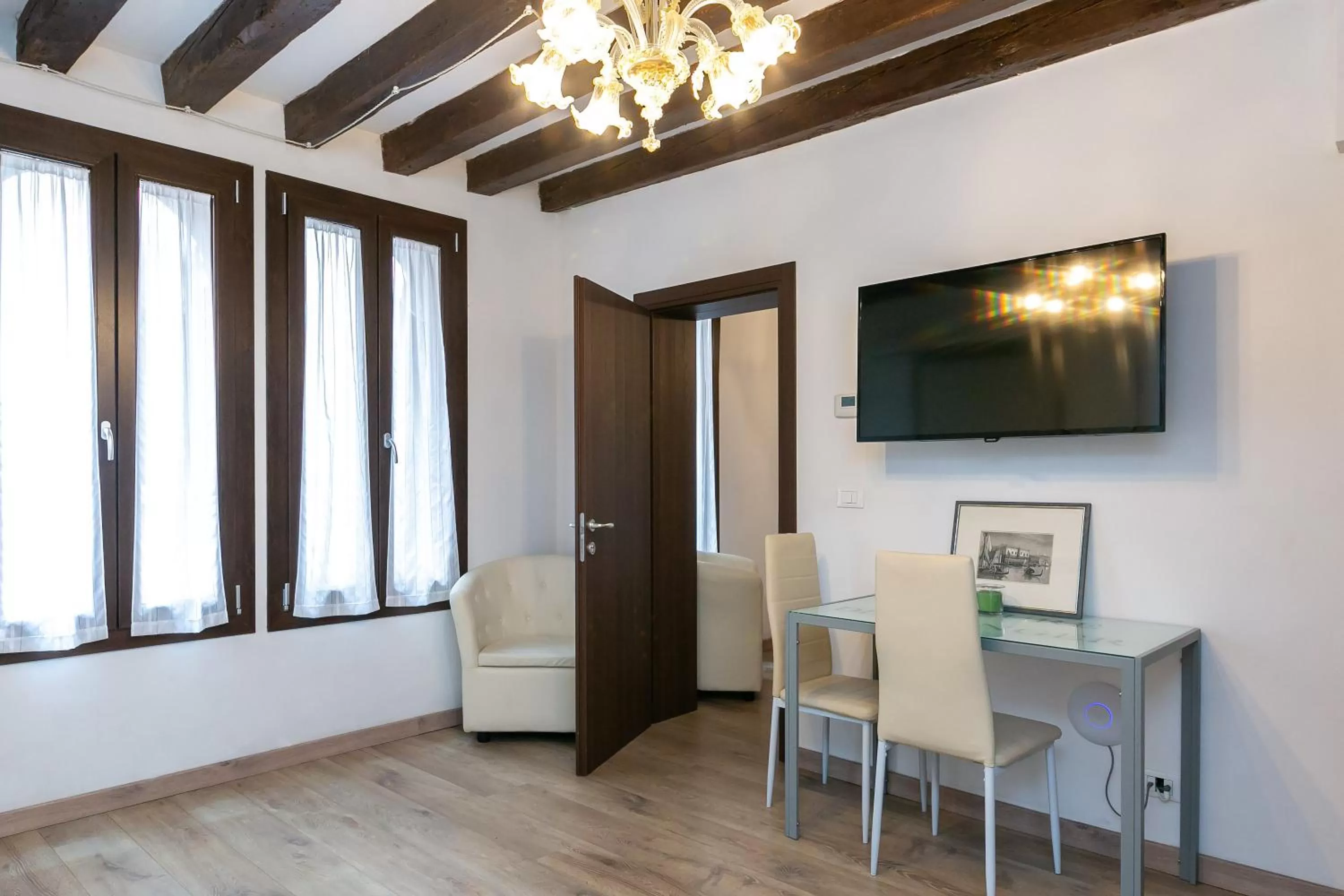 TV and multimedia in Rialto Suite 707