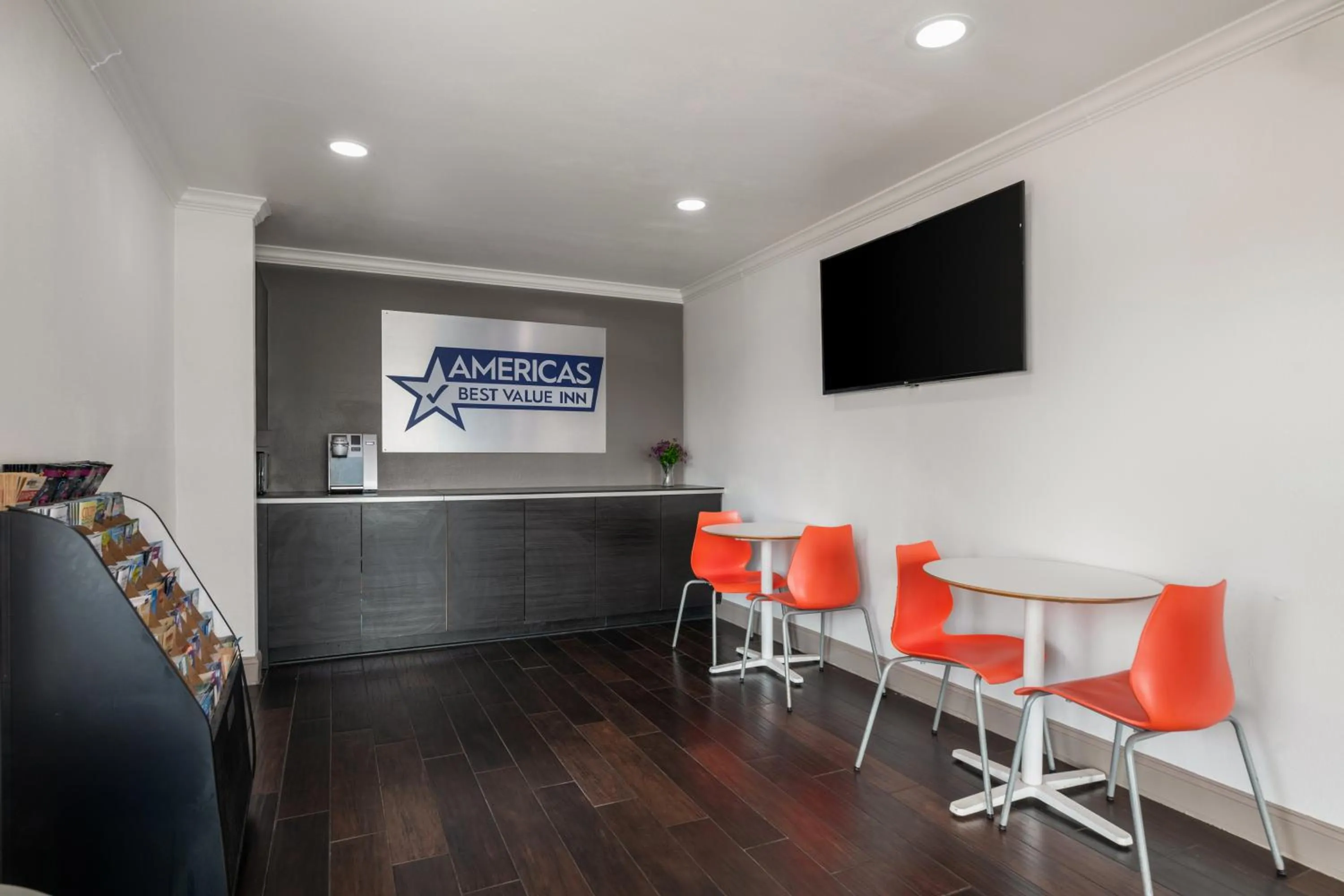 Seating area in Americas Best Value Inn Orlando, FL