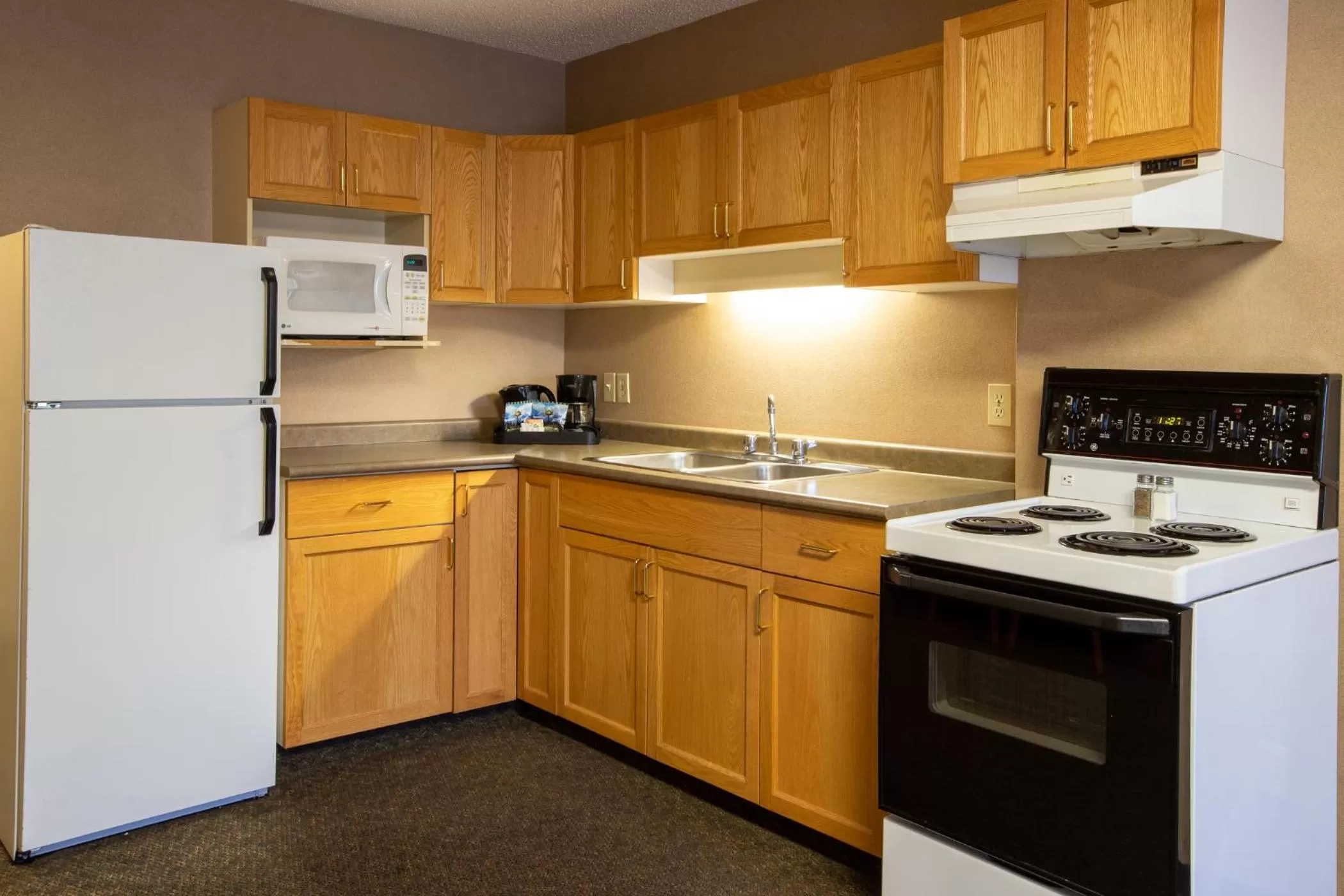 Kitchen or kitchenette in Lobstick Lodge