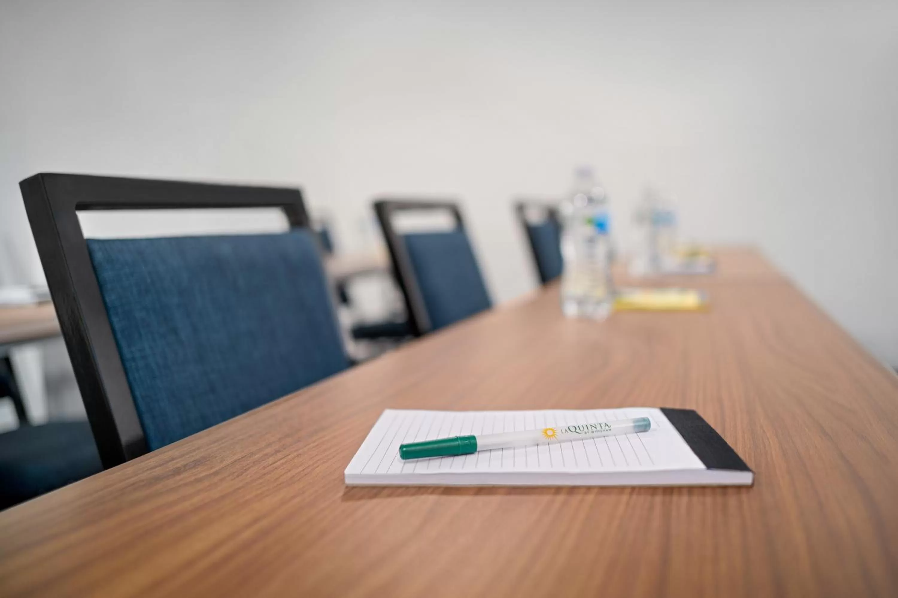 Meeting/conference room in La Quinta Inn by Wyndham Columbus Airport Area