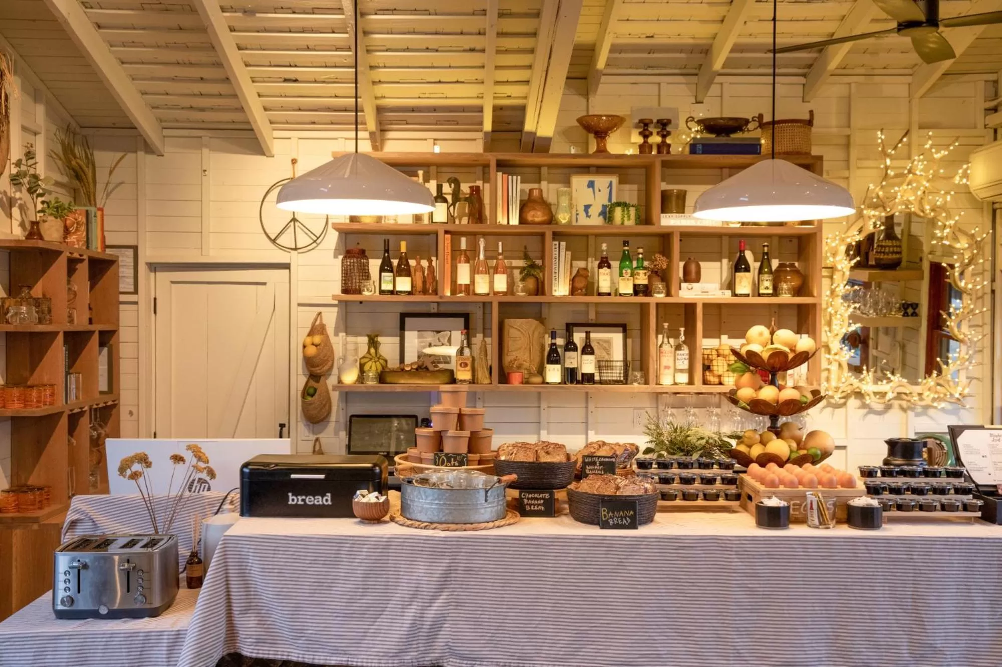 Breakfast in Sparrows Lodge