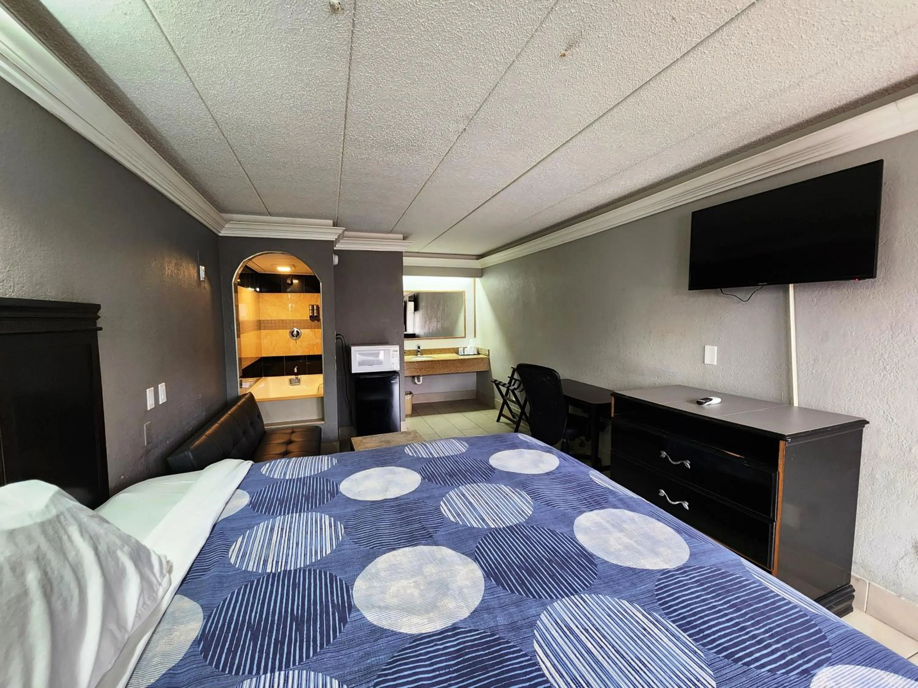 Bed in Americas Best Value Inn and Suites Little Rock