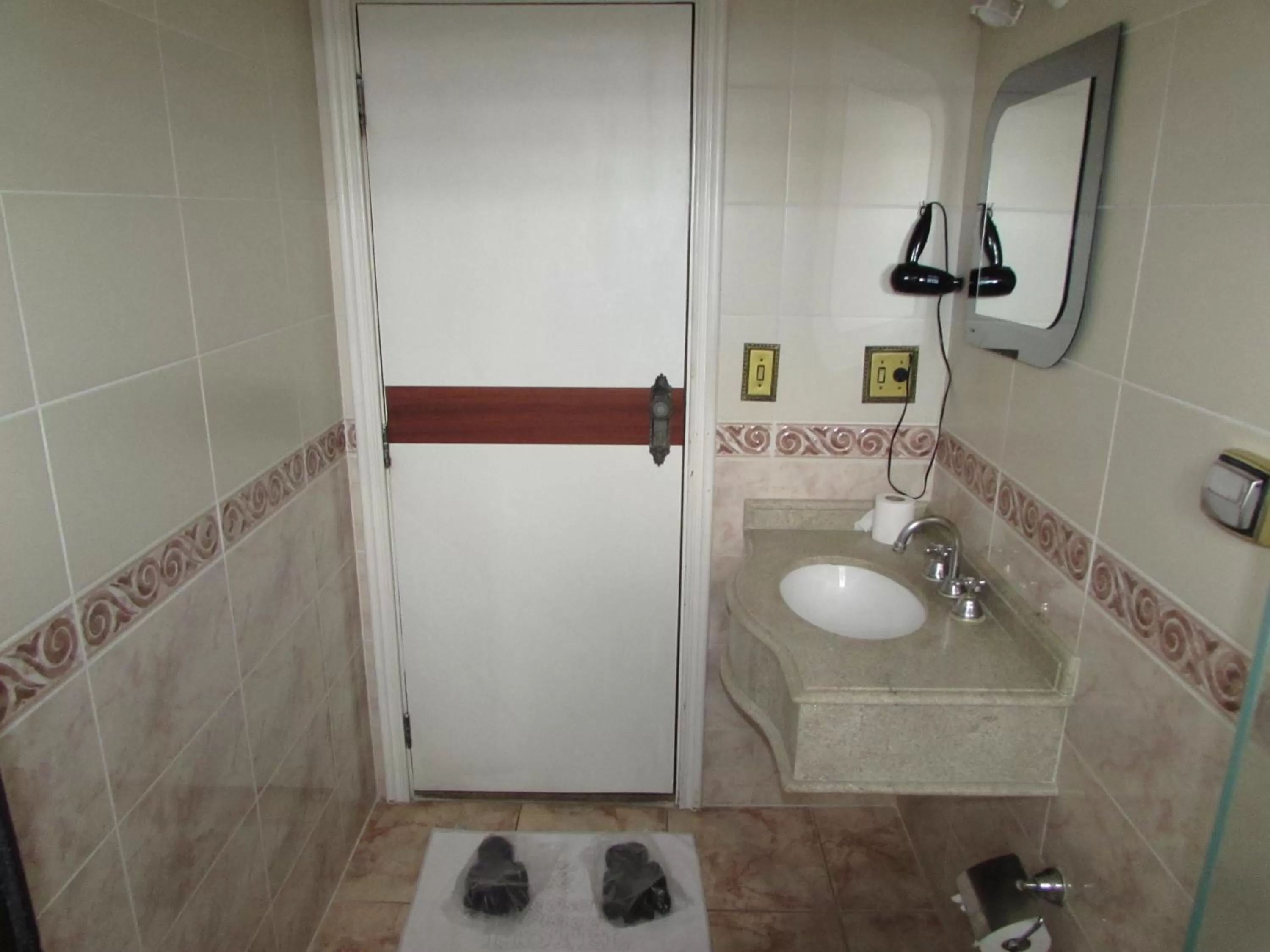 Bathroom in Pleasant Place Hotel