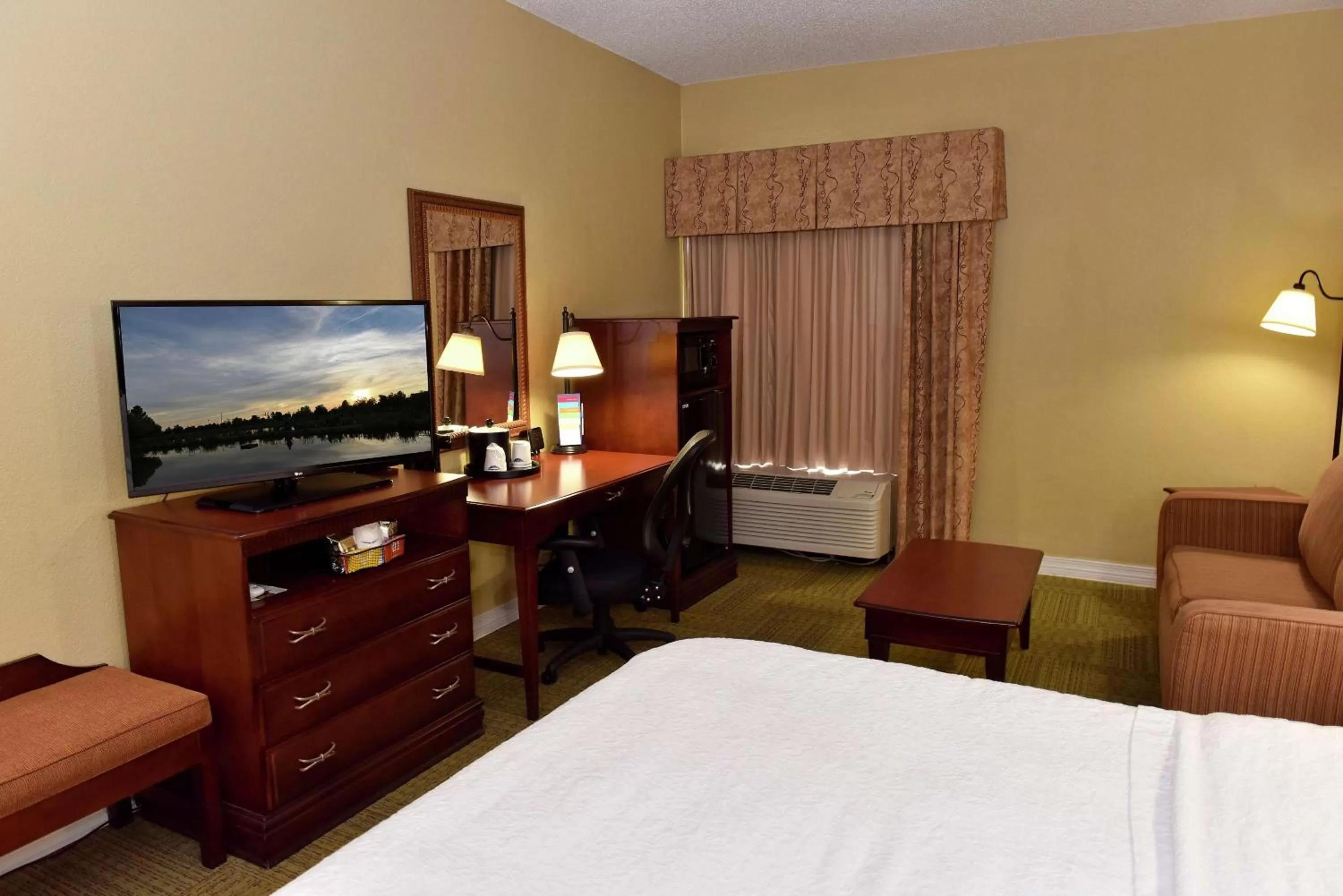 Bedroom, Bed in Hampton Inn Ruston