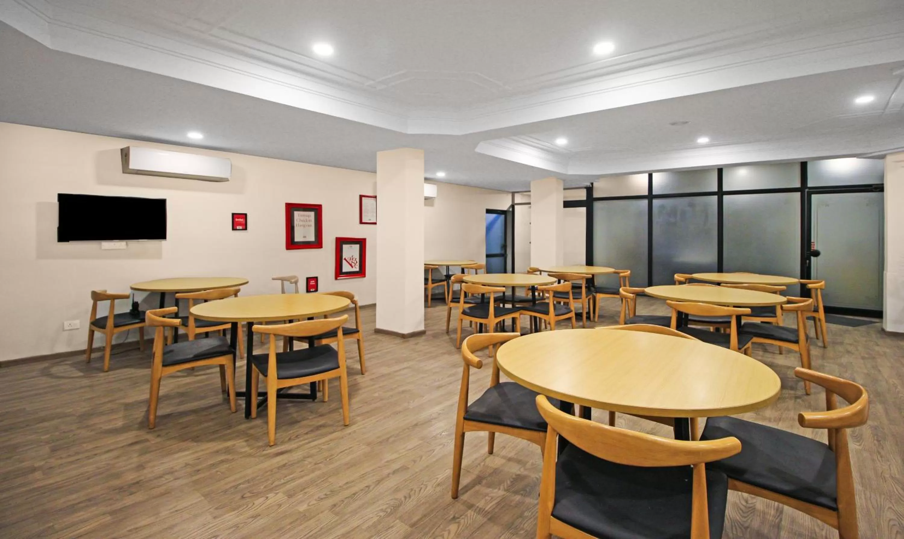 Restaurant/places to eat in Treebo Grand Legacy Shahenshah