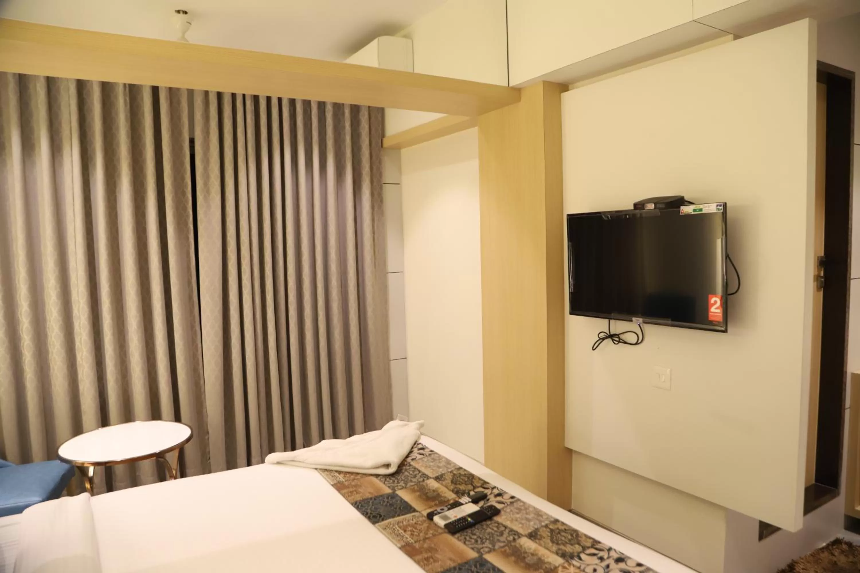 Bed, TV/Entertainment Center in Maple Inn