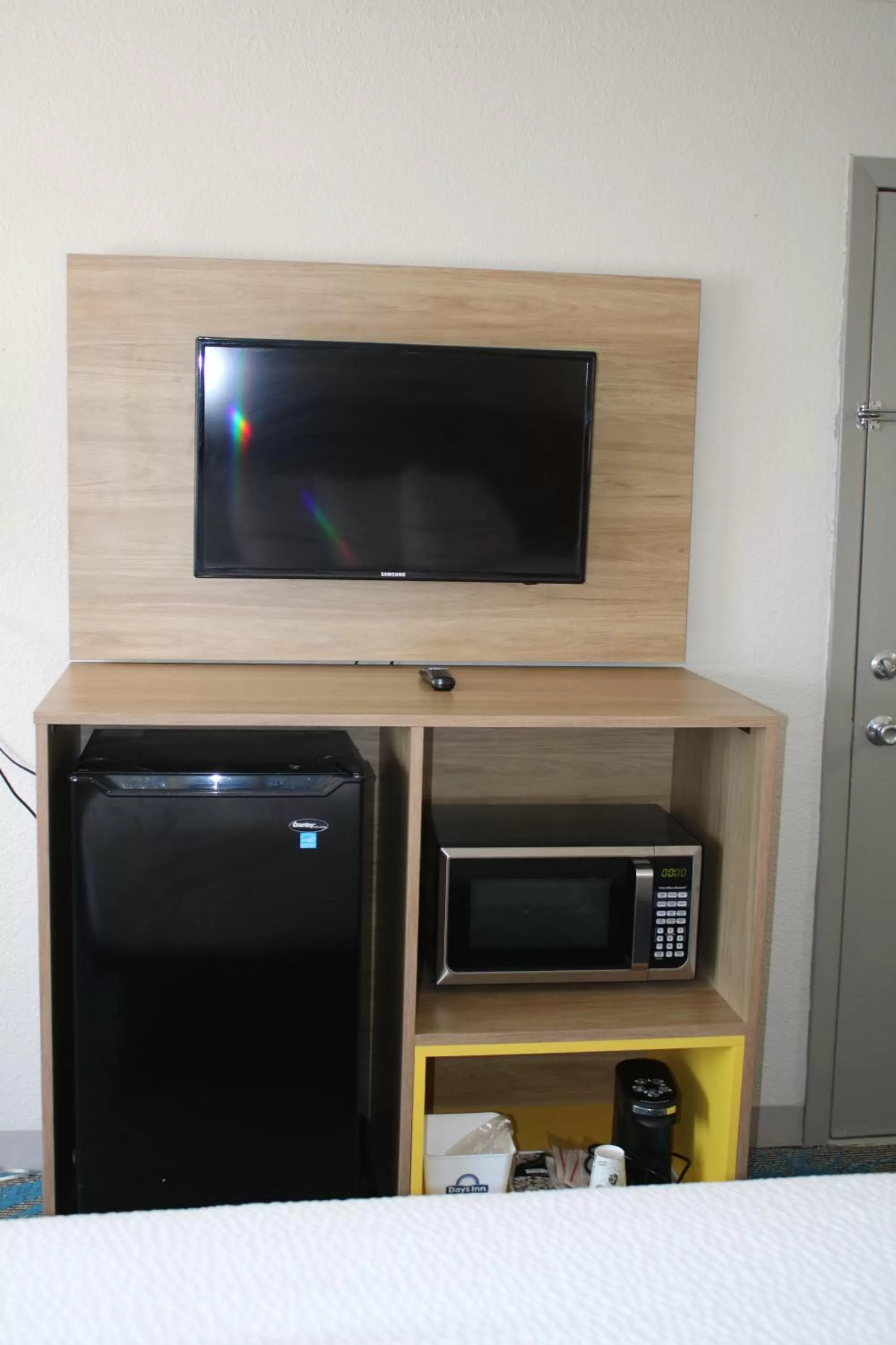 TV and multimedia in Days Inn by Wyndham Waco University Area