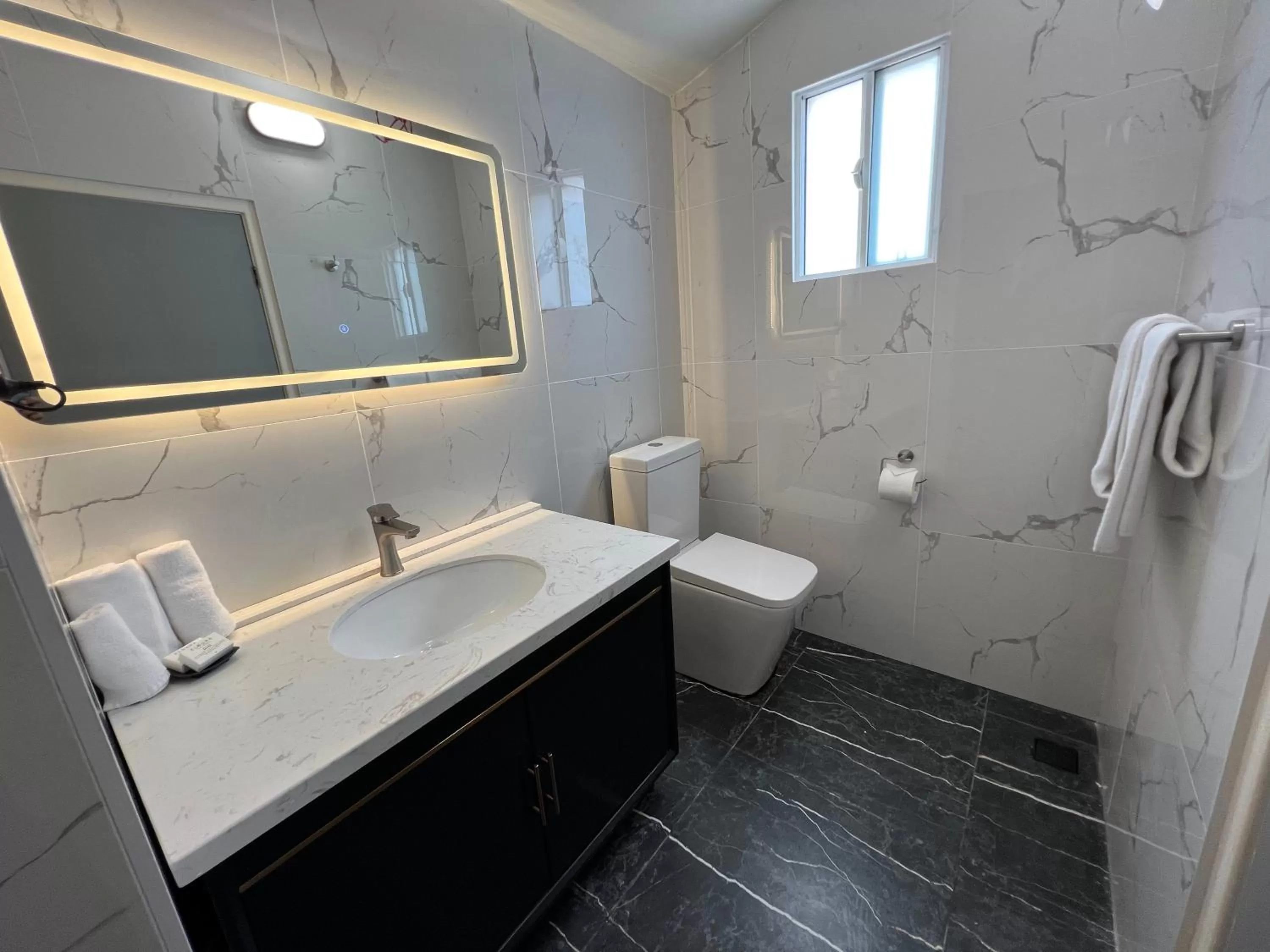 Bathroom in Lismore City Motor Inn