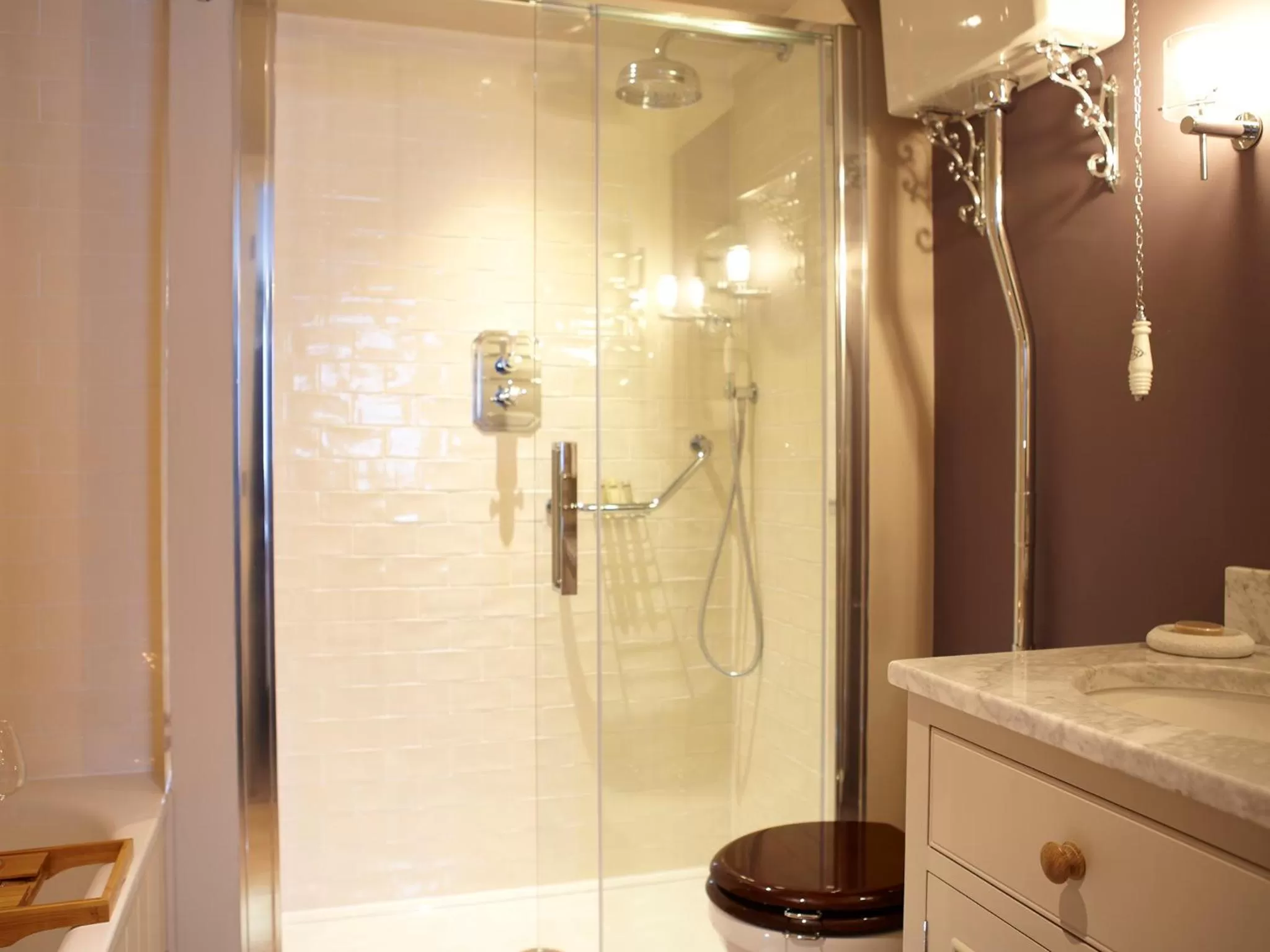 Shower in The Plough Inn & Cottages