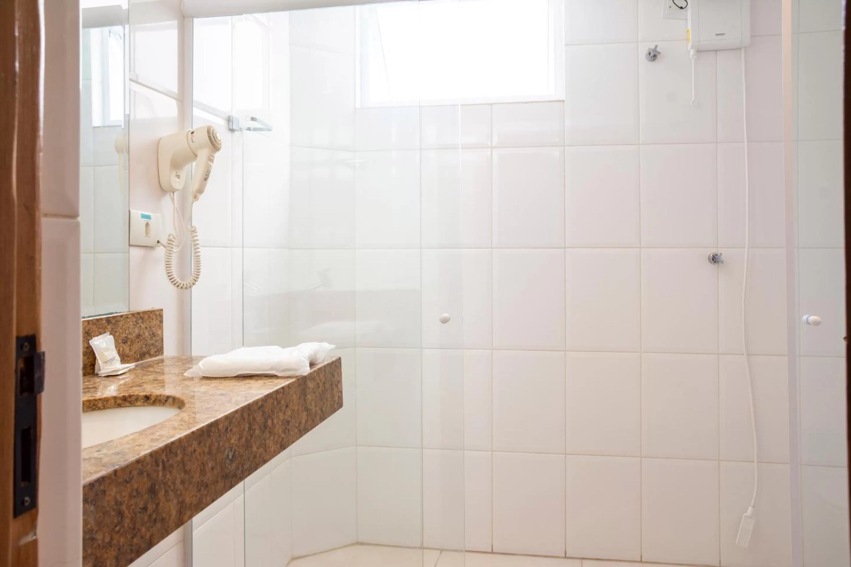 Shower in Fênix Hotel Bom Retiro