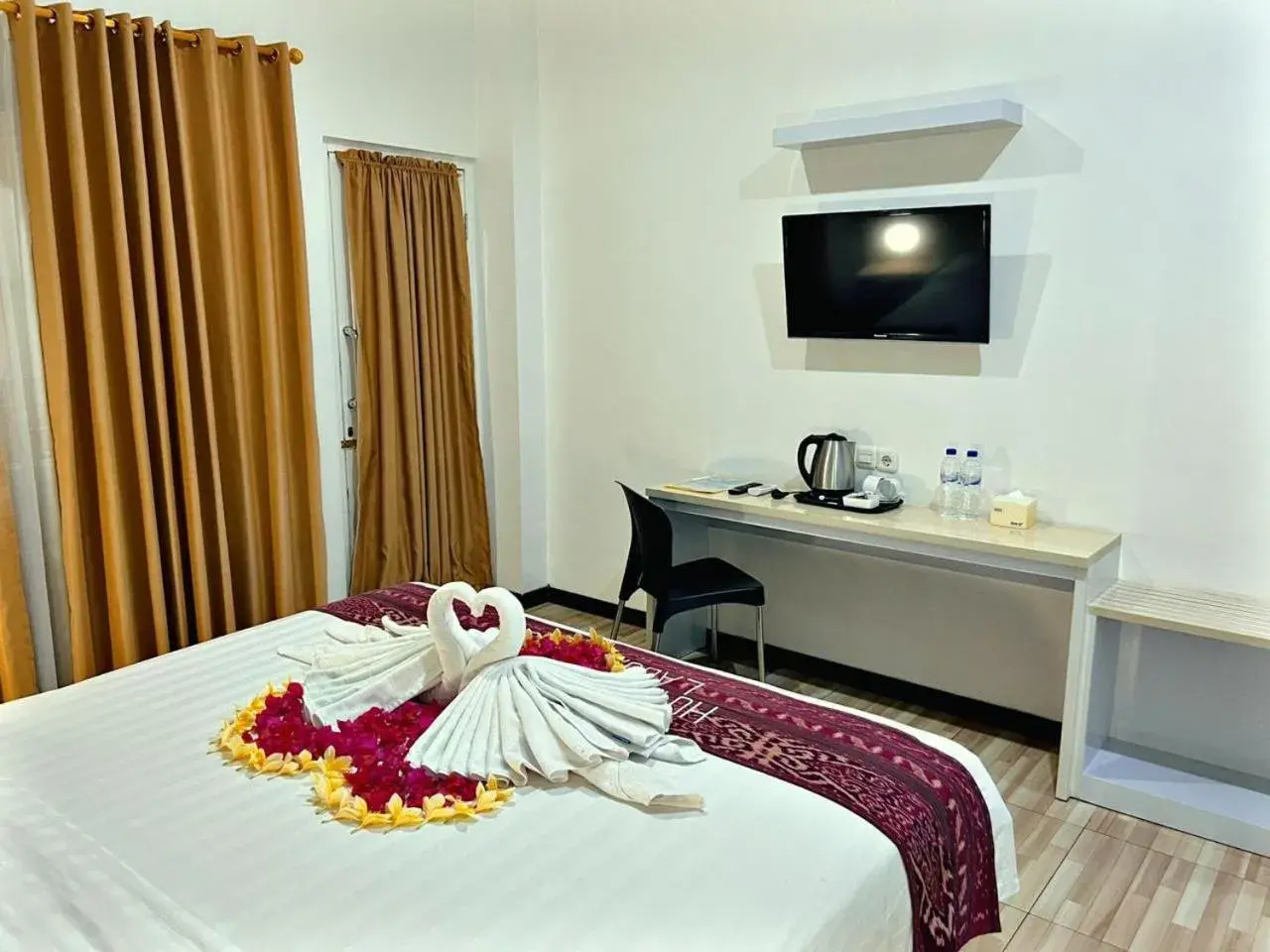 Superior Deluxe Double or Twin Room in Matahari Hotel Labuan Bajo Superior Deluxe Double or Twin Room in Matahari Hotel Labuan Bajo