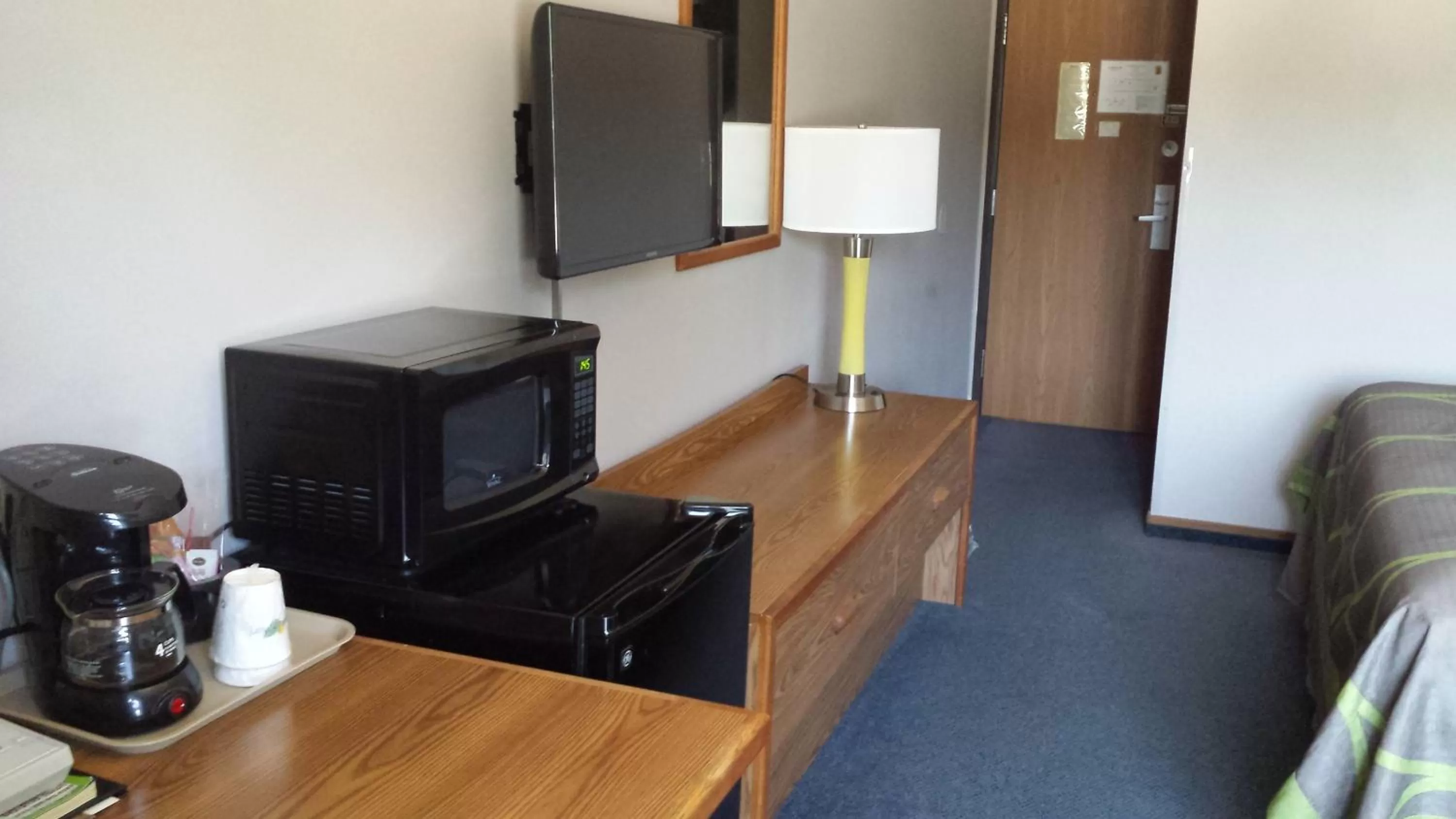 TV and multimedia in Super 8 by Wyndham Pella