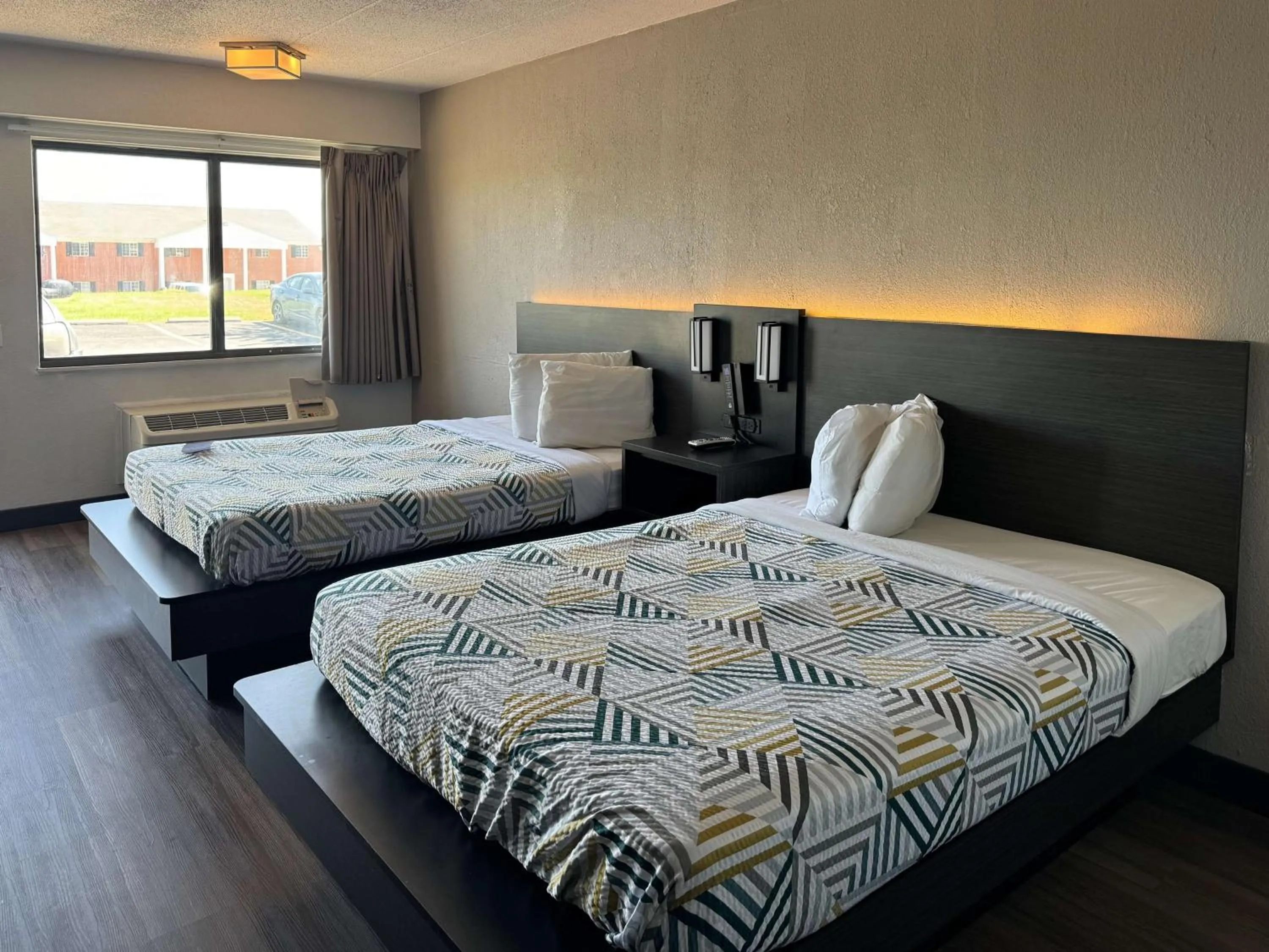 Bedroom, Bed in Motel 6-Cedar Rapids, IA