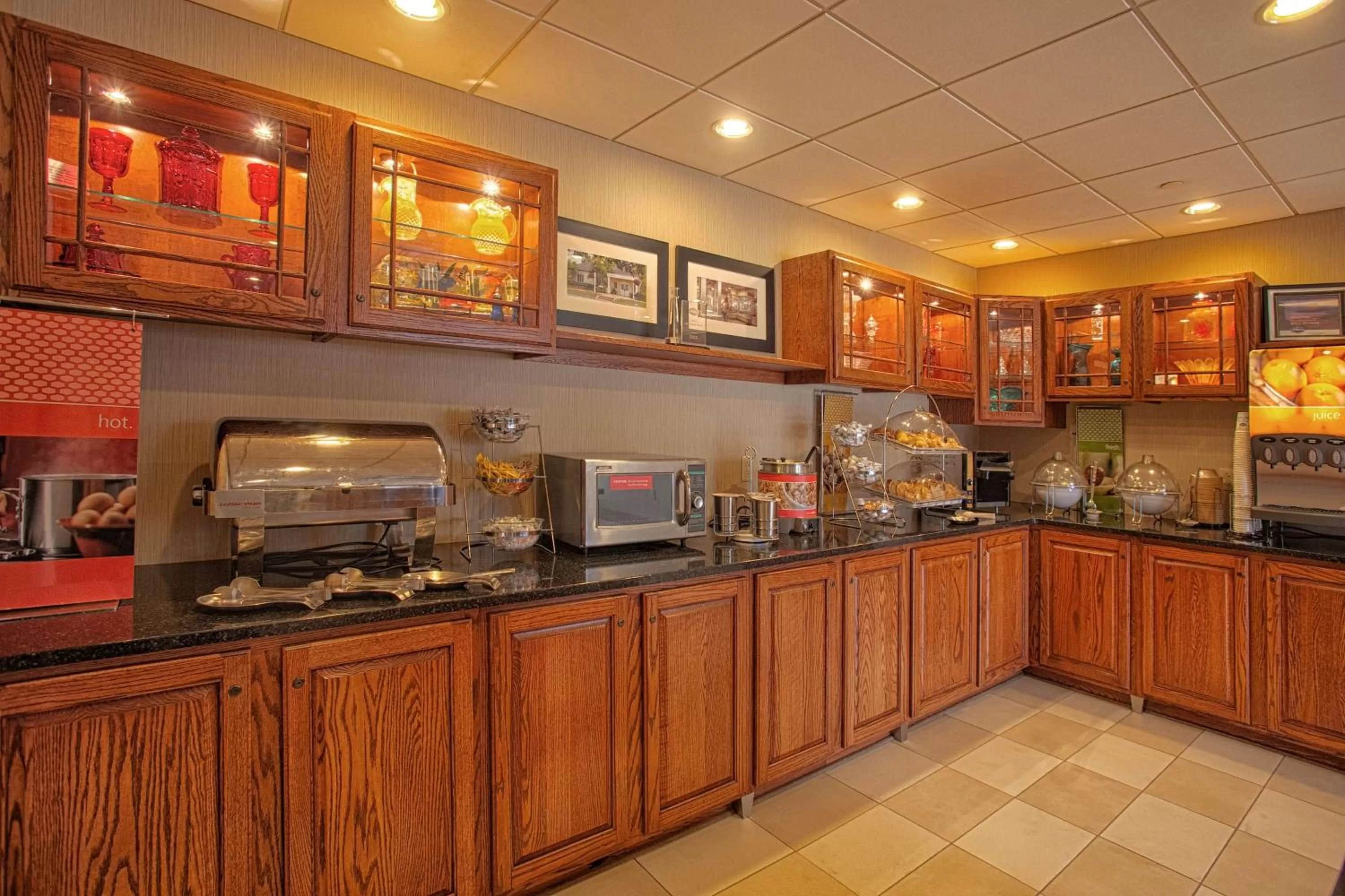 Dining area in Hampton Inn Wheeling