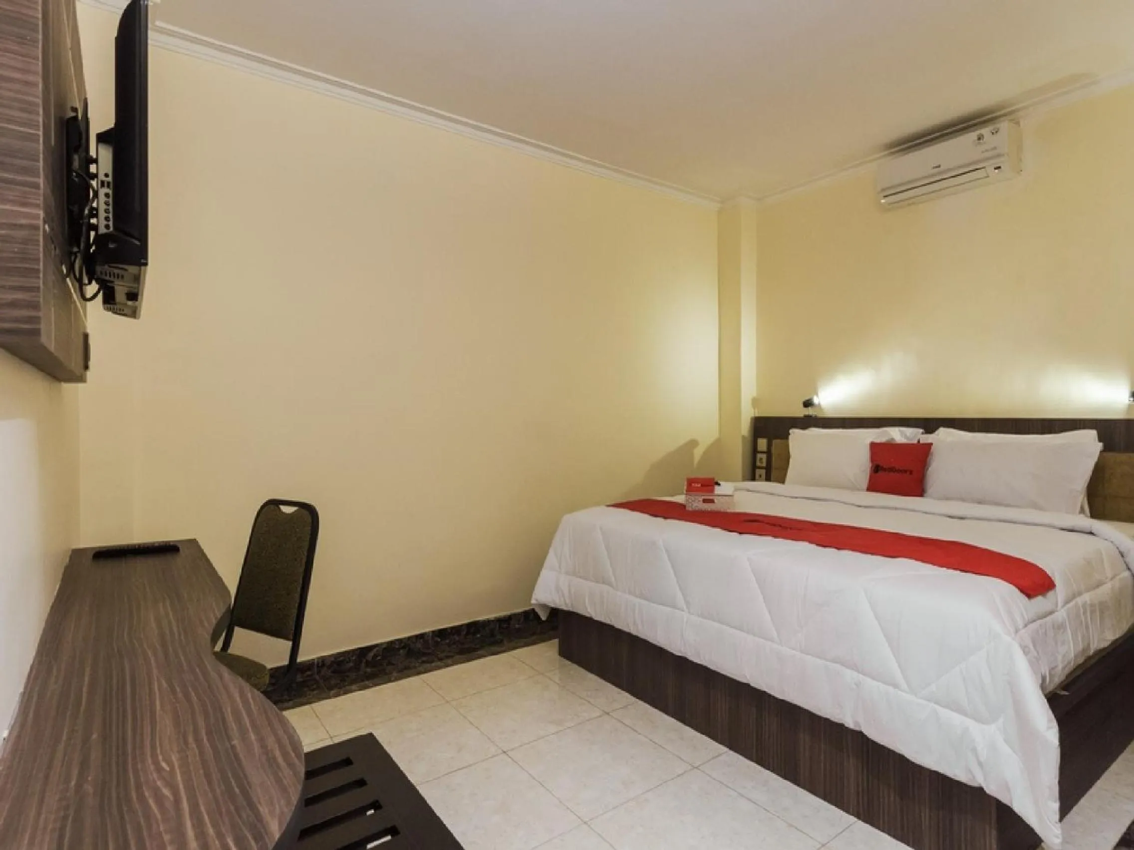 Bedroom, Bed in RedDoorz Plus at Boulevard Panakkukang Makassar