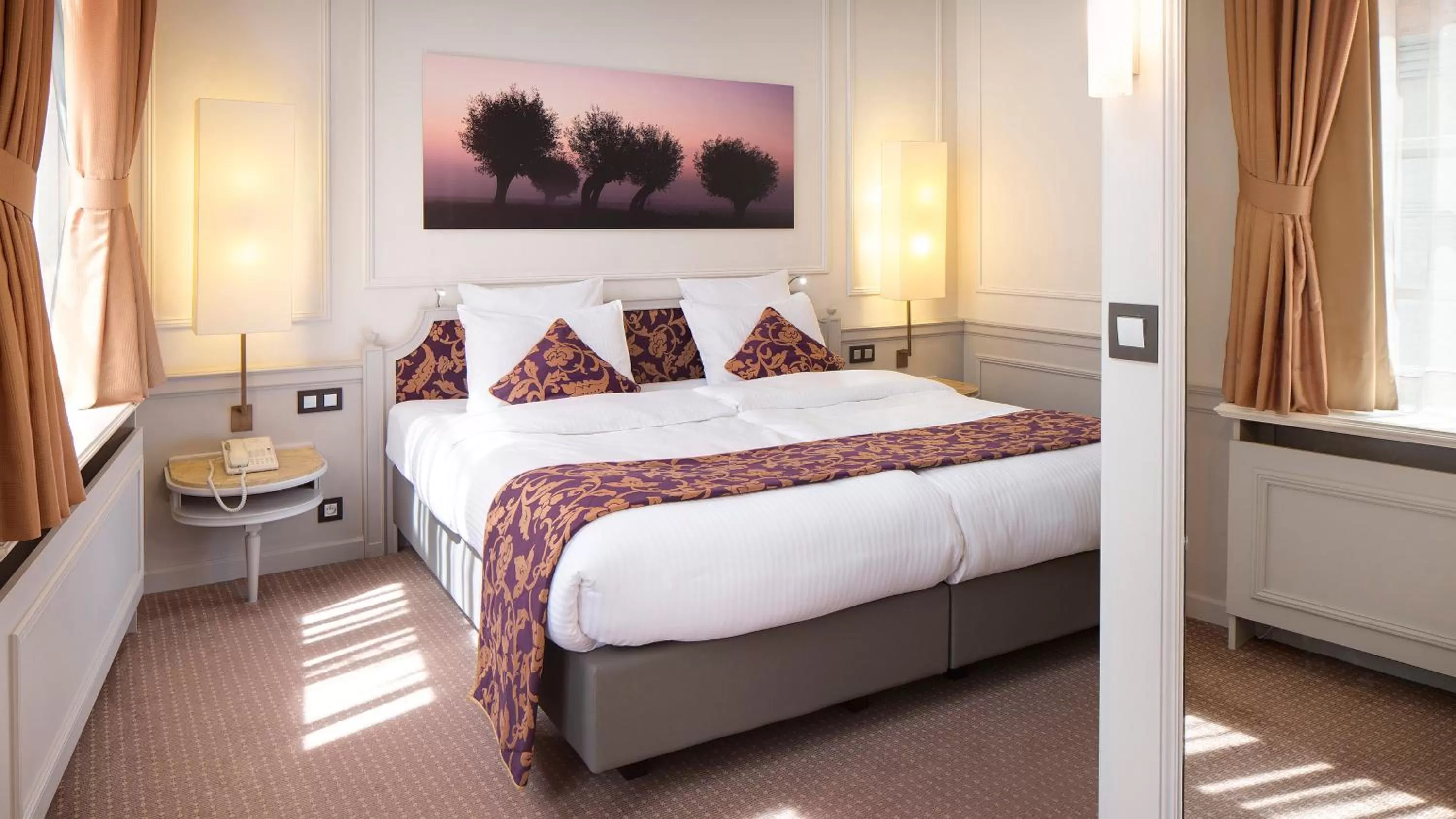 Photo of the whole room, Bed in Crowne Plaza Hotel Brugge by IHG