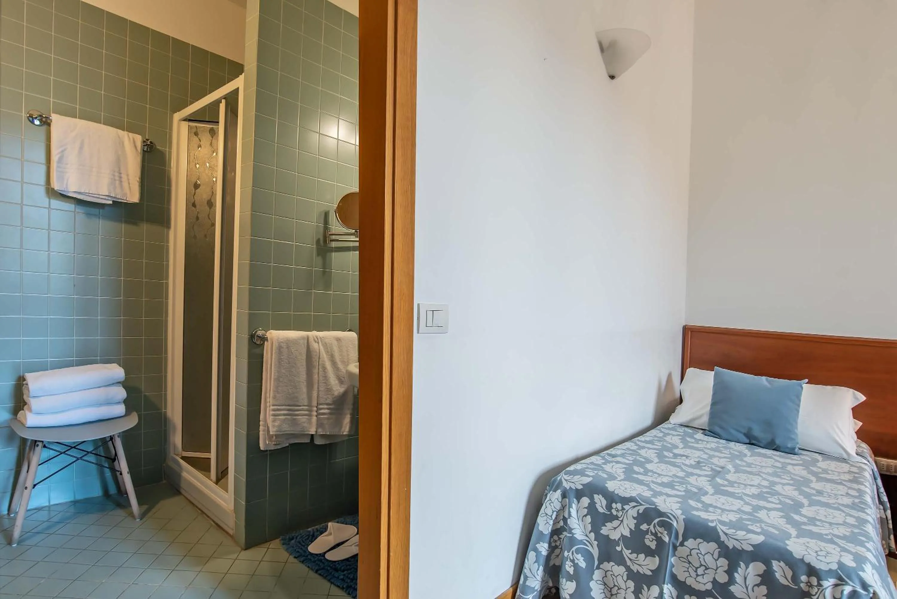 Bathroom, Bed in Hotel Bonifacio