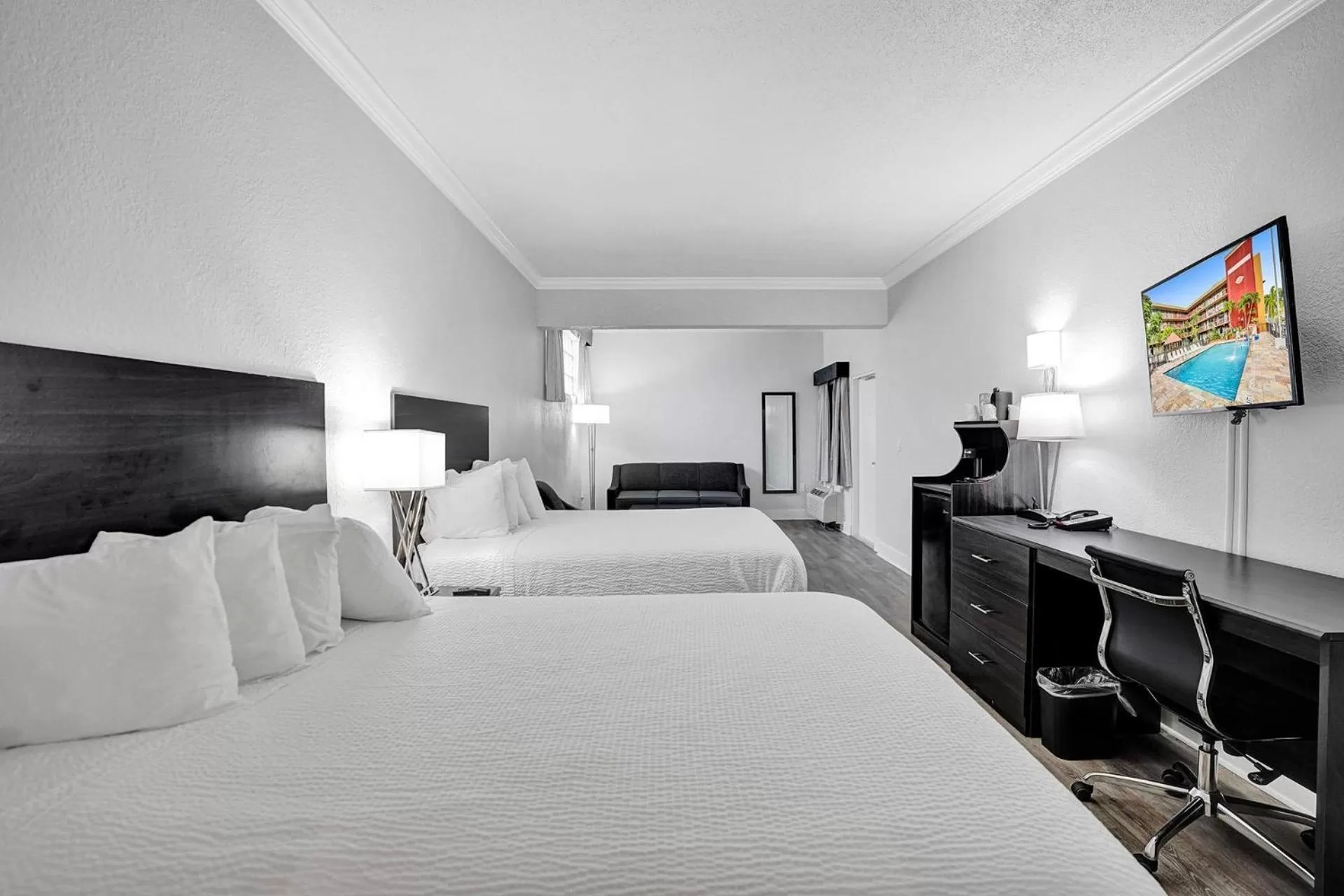 Photo of the whole room, Bed in The Harrison Downtown Hollywood