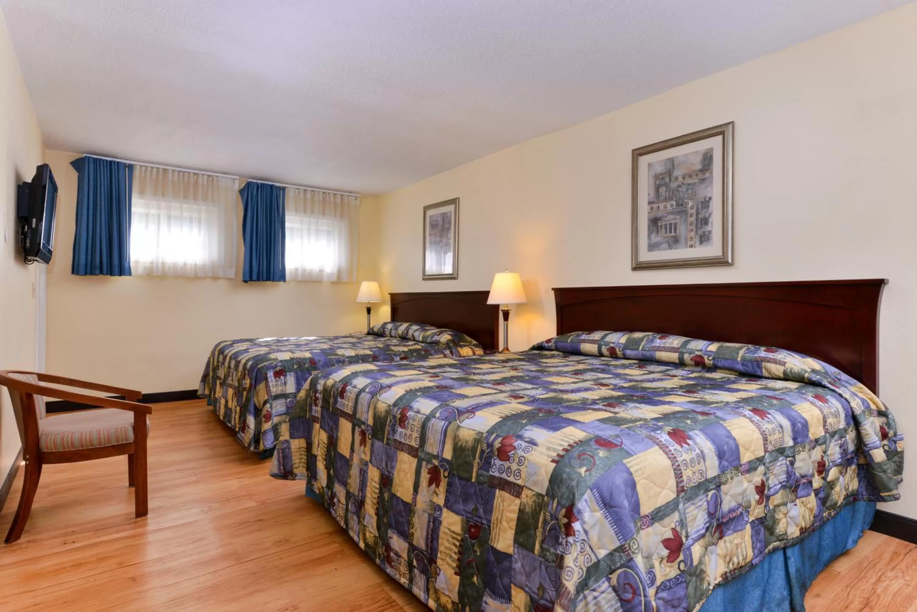 Bedroom, Bed in Tower Inn and Suites of Guilford / Madison