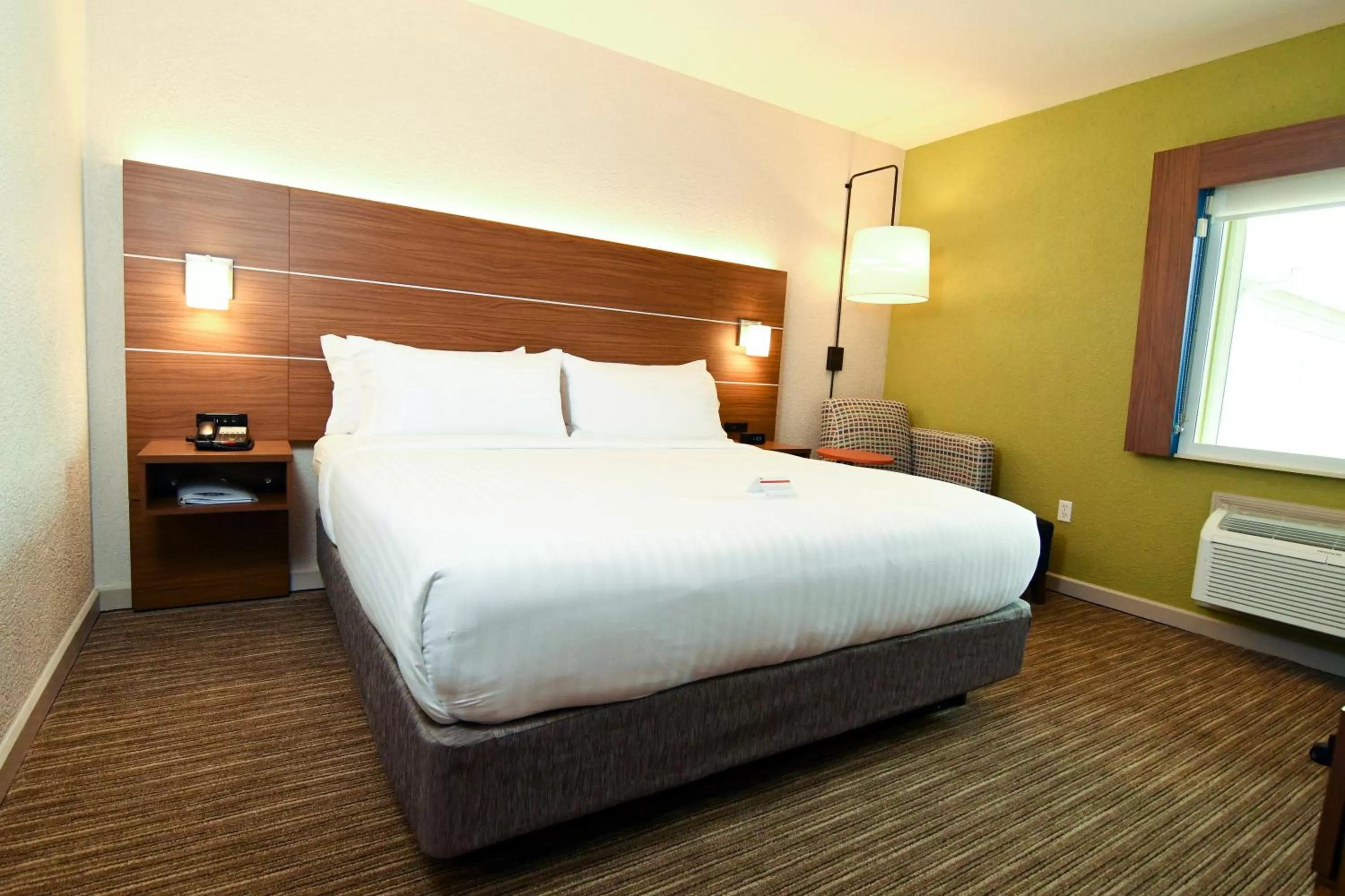 Photo of the whole room, Bed in Holiday Inn Express Hotel & Suites Port Clinton-Catawba Island by IHG
