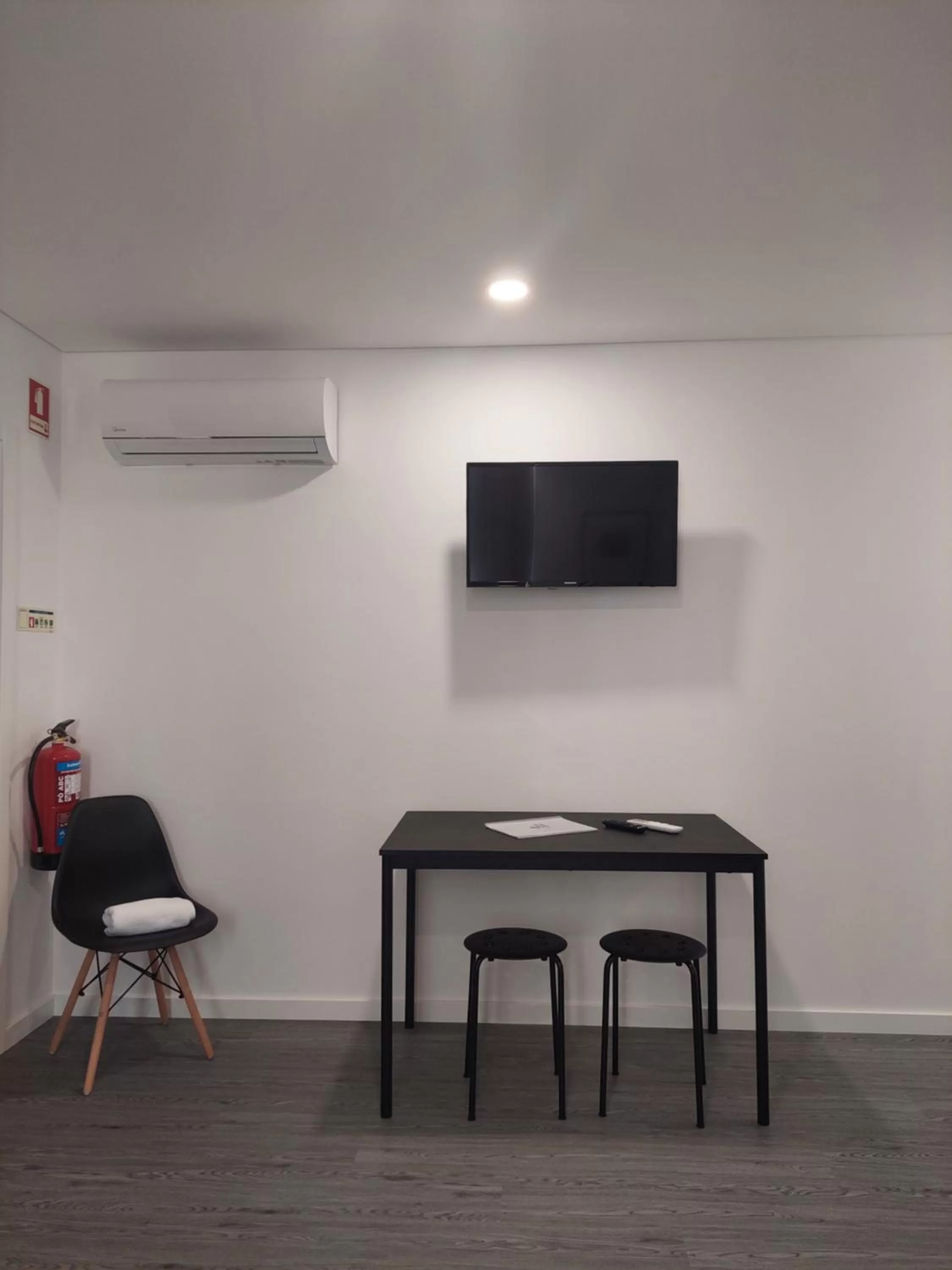 TV/Entertainment Center in OH Studios Lousã