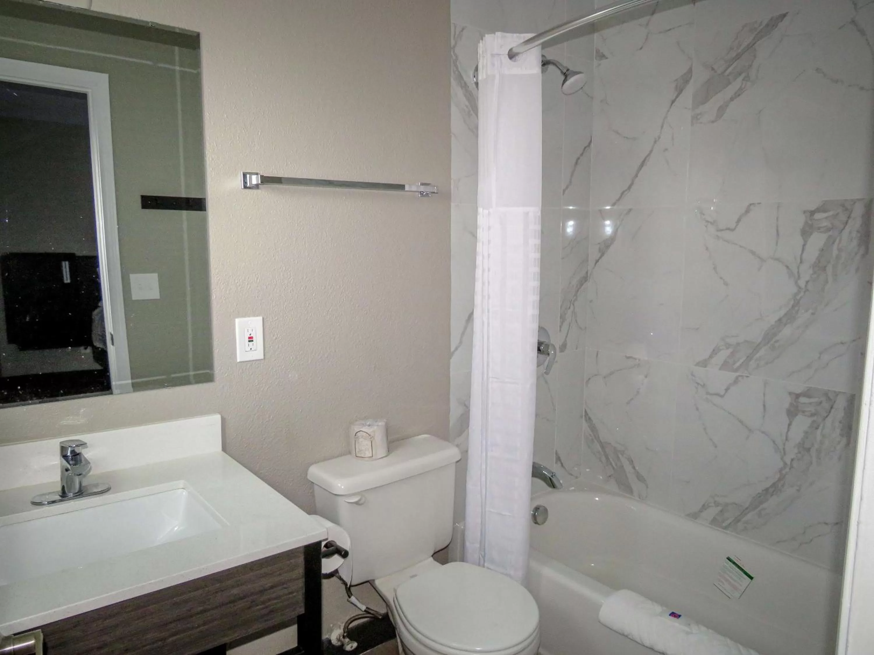 Bathroom in Motel 6 Tigard, Or - Portland Southwest