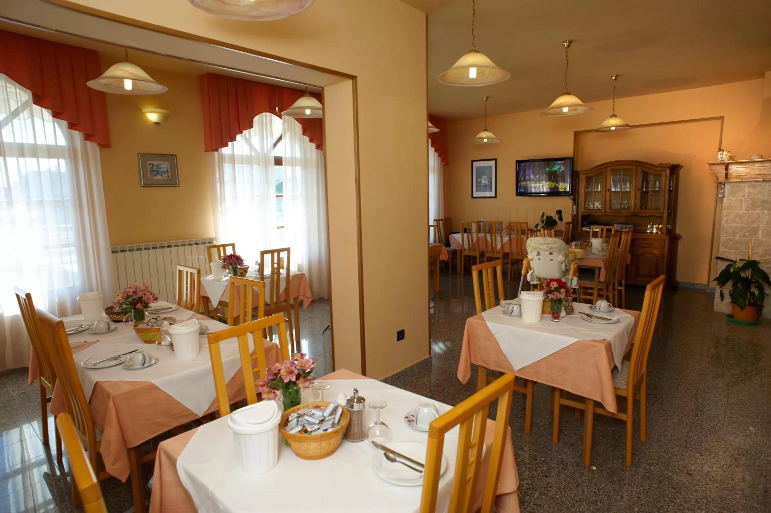 Restaurant/places to eat in Pansion Valbruna