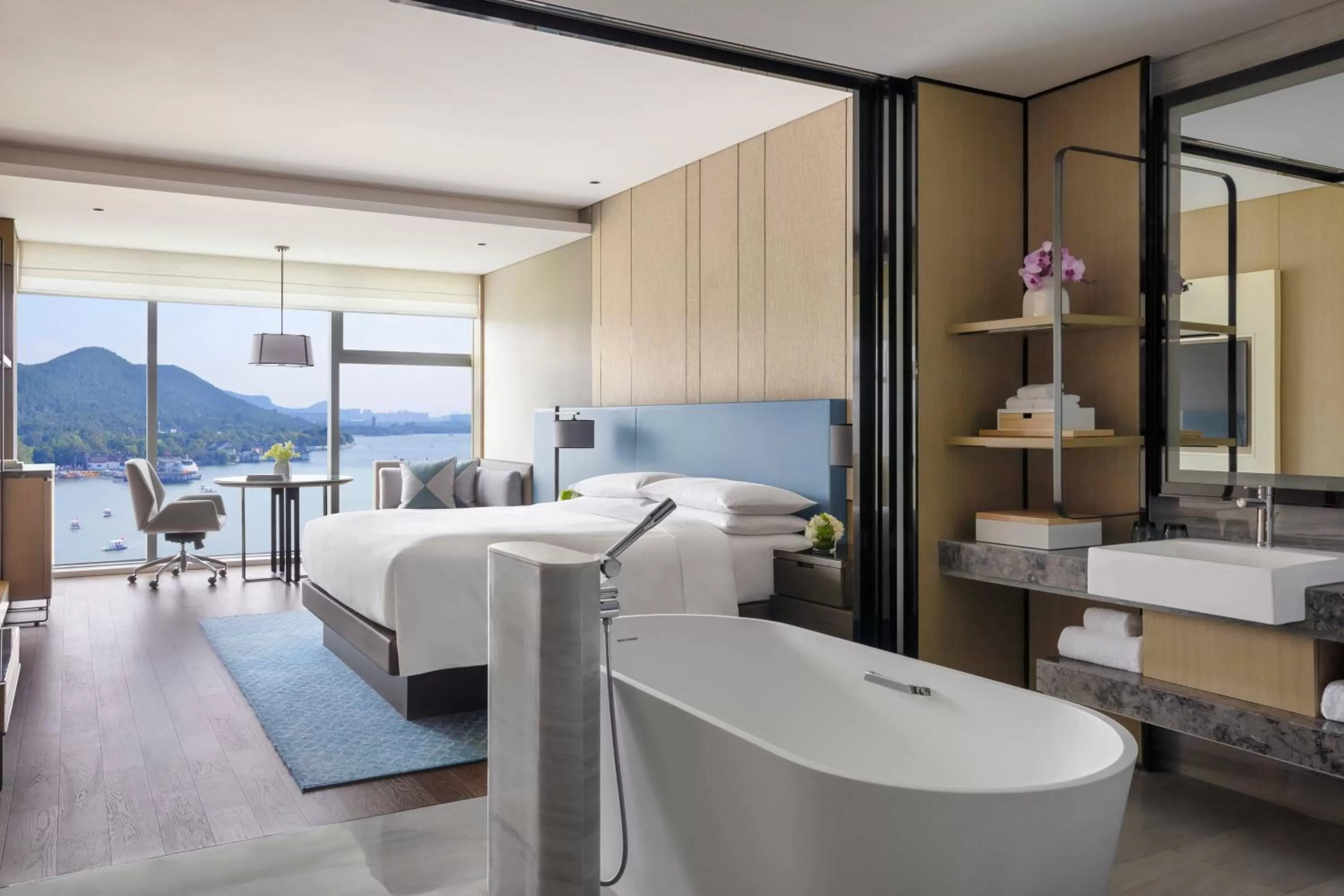 Executive level, Guest room, 1 King, Lake view in Xuzhou Marriott Hotel Lakeview