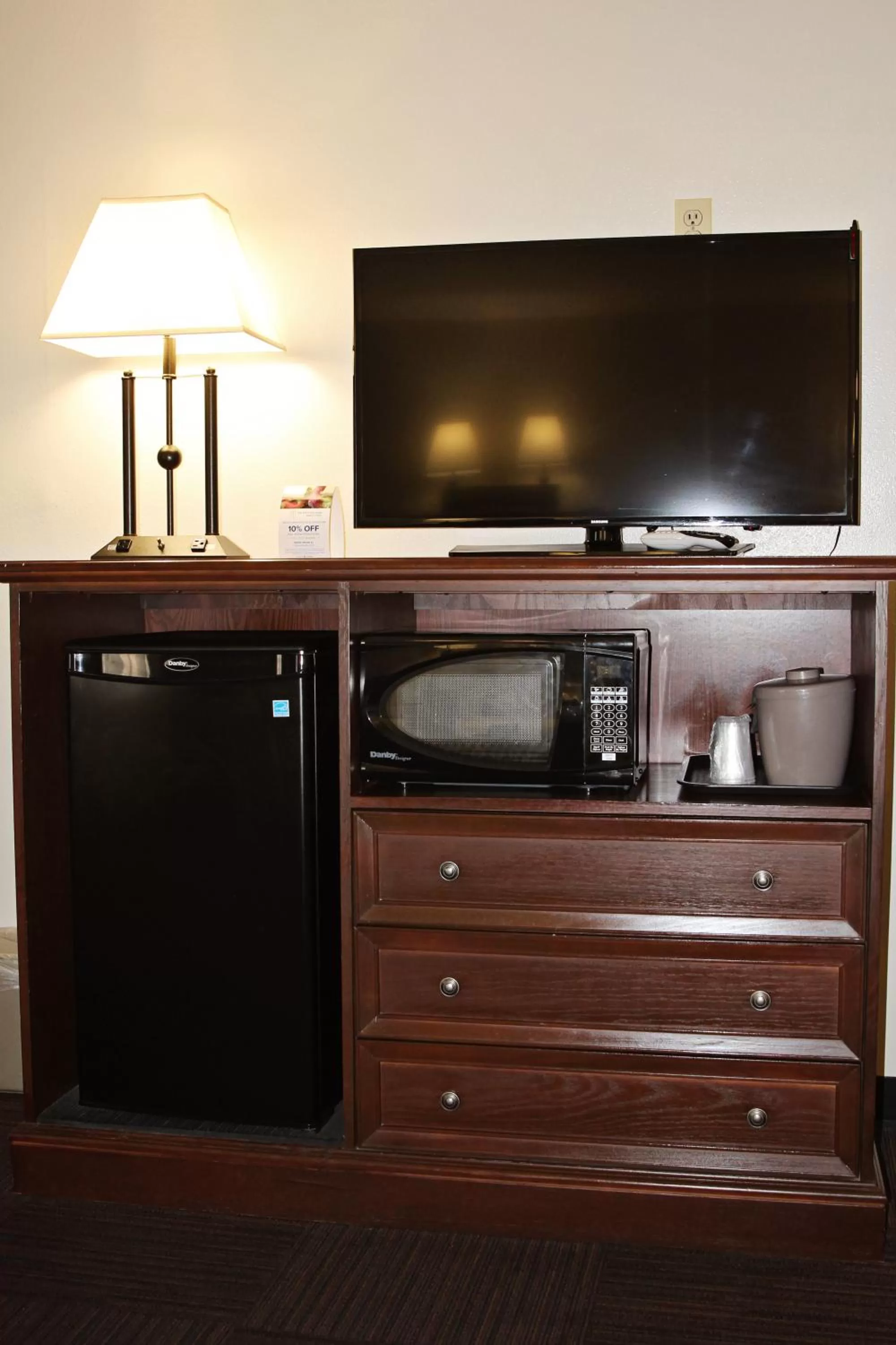 TV and multimedia in Bowen Motel