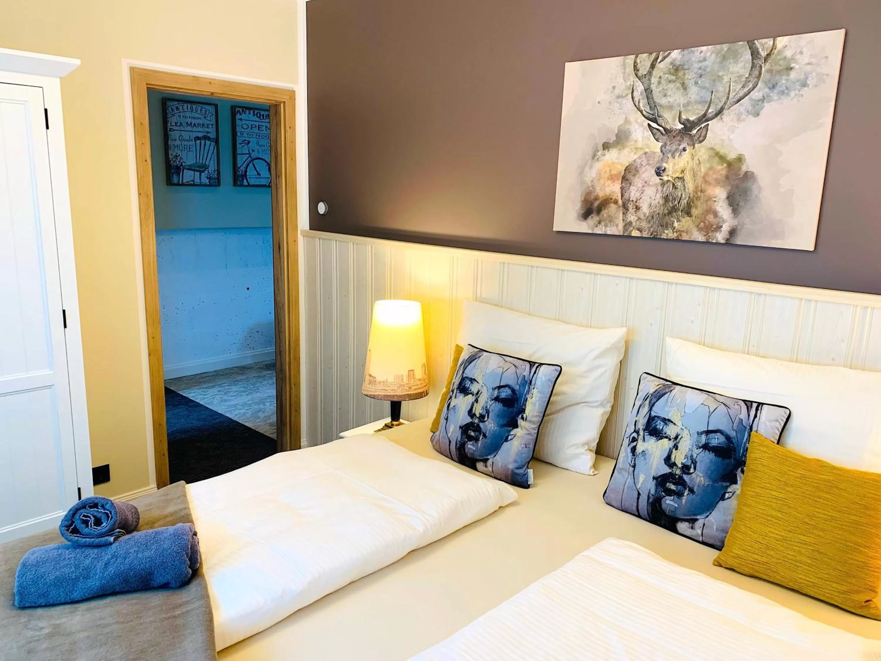 Bed in BESOTEL Mettmann