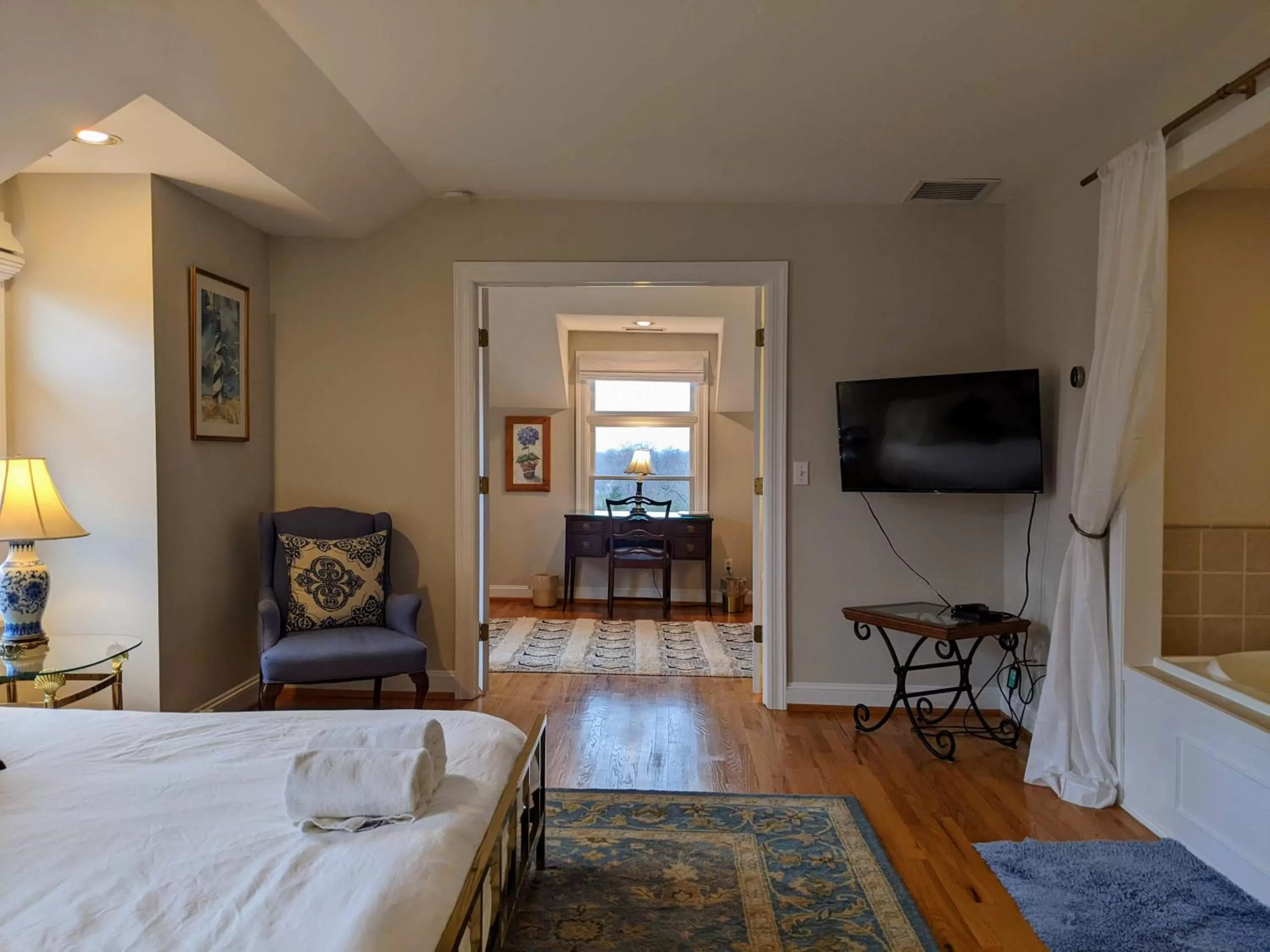 Seating area, Bed in Stanton House Inn