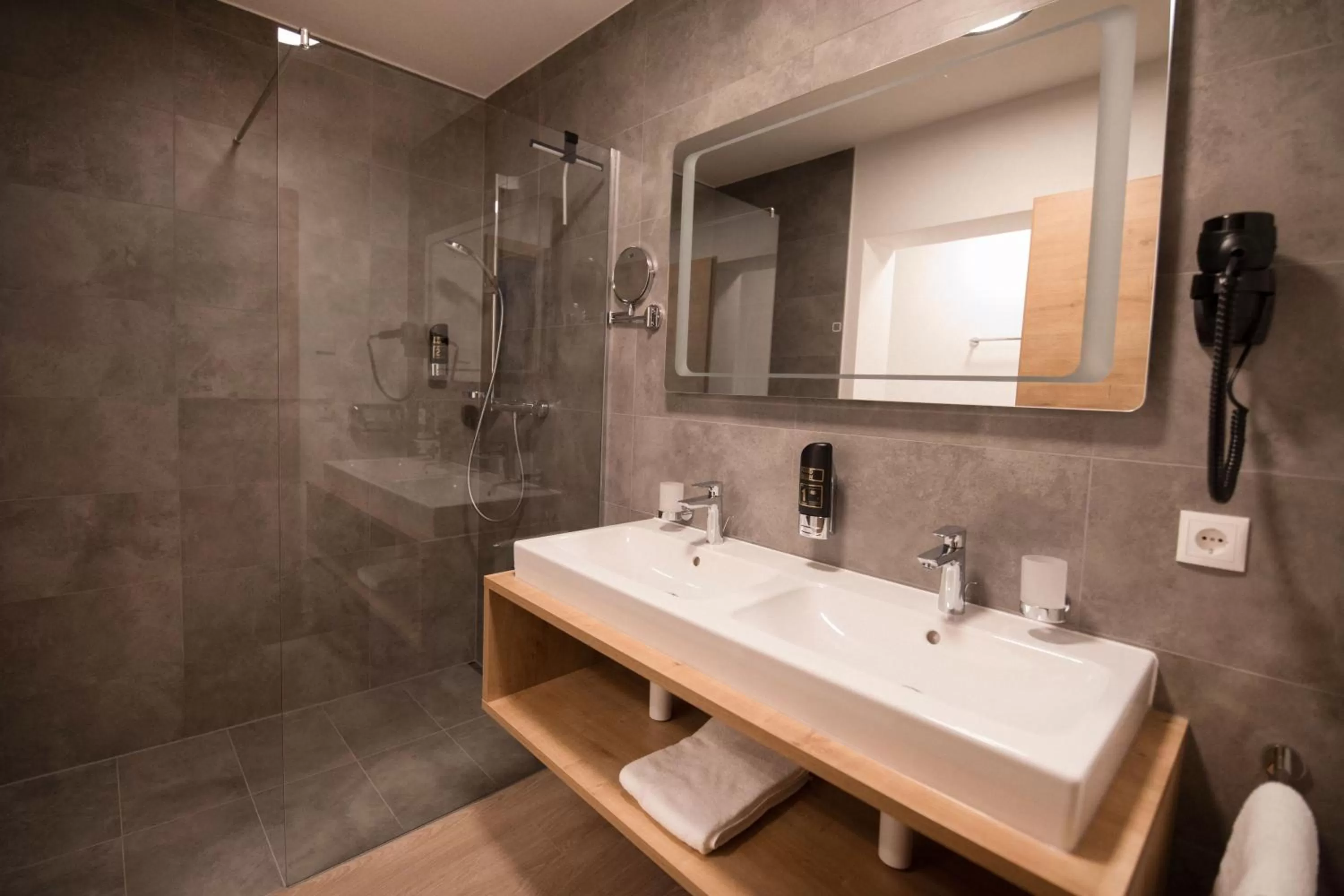 Shower in Das Lenz by Inncomer