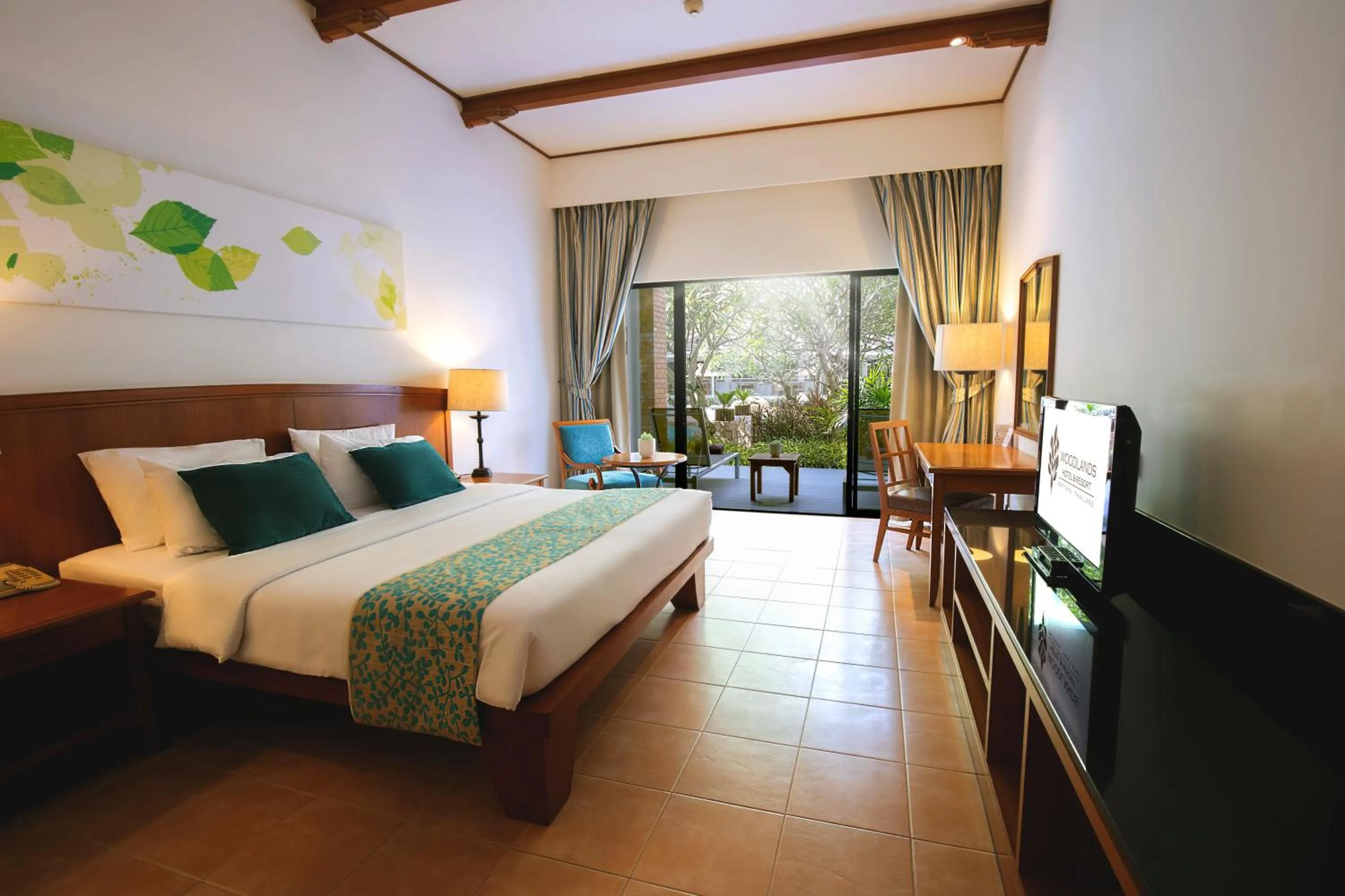 Bedroom, Bed in Woodlands Hotel and Resort Pattaya