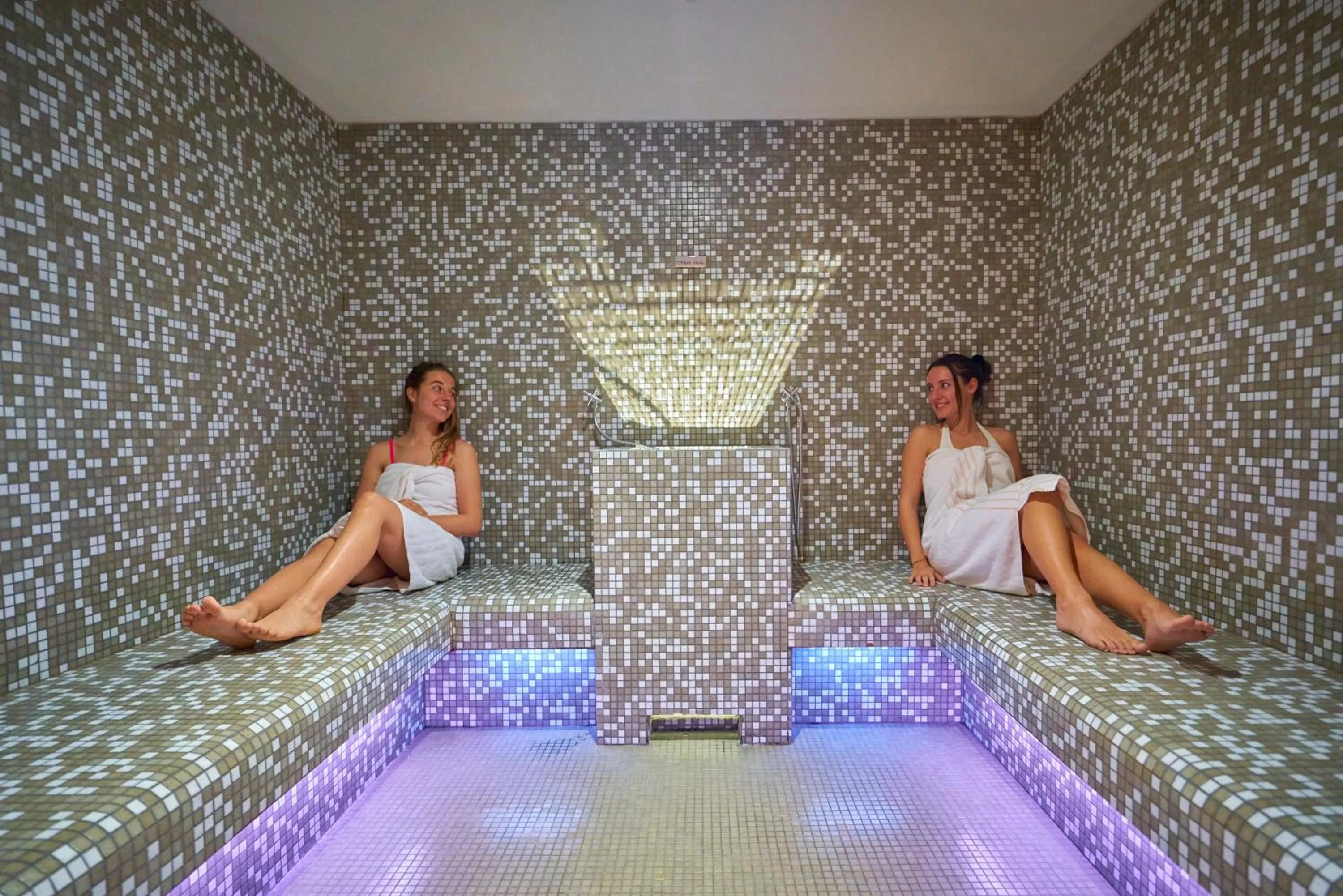 Steam room, Bed in iH Hotels Courmayeur Mont Blanc