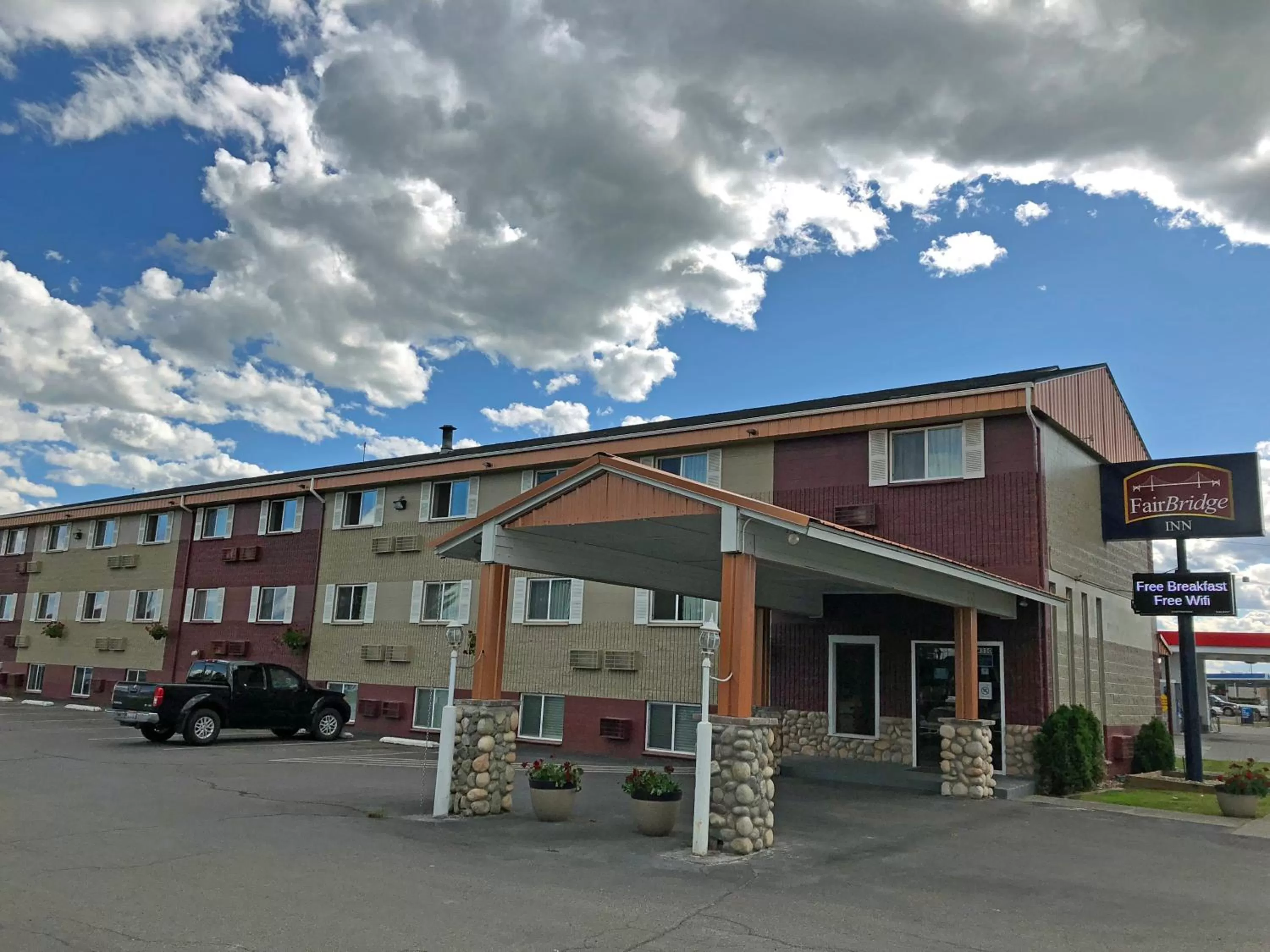 Property building in FairBridge Inn - Coeur d'Alene