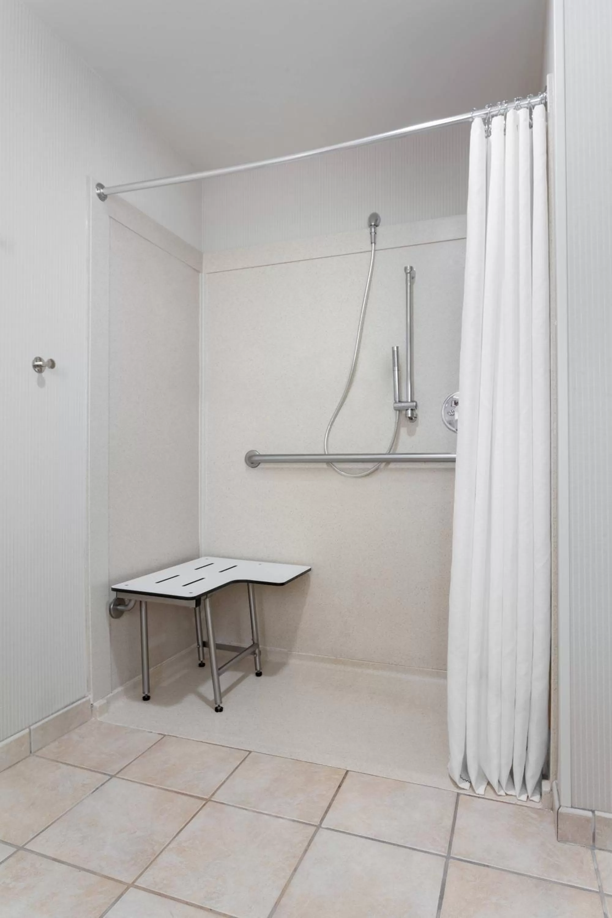 Accessible, Guest room, 1 Queen in Delta Hotels by Marriott Burlington