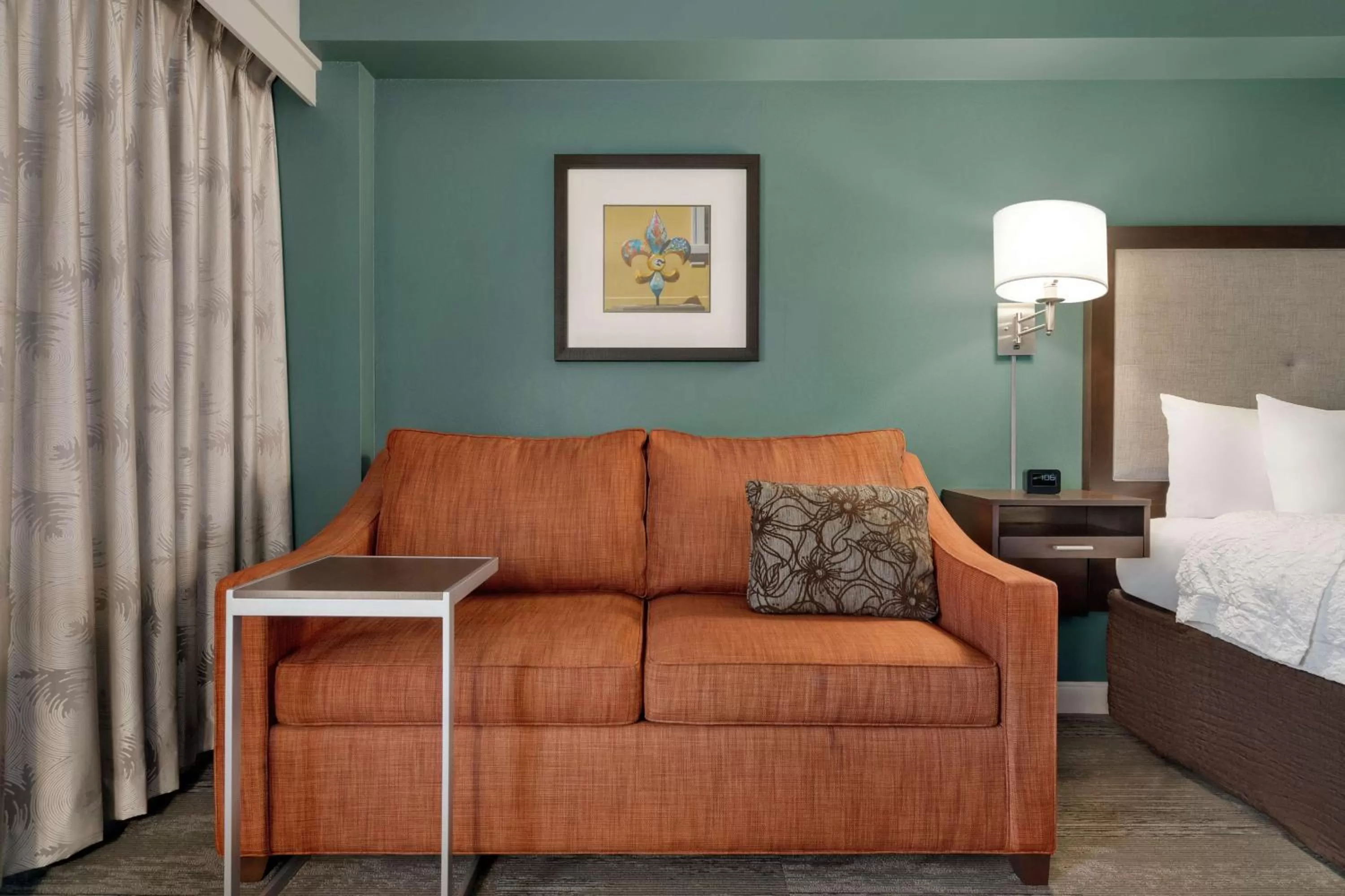 Living room, Bed in Hampton Inn New Orleans/St.Charles Ave