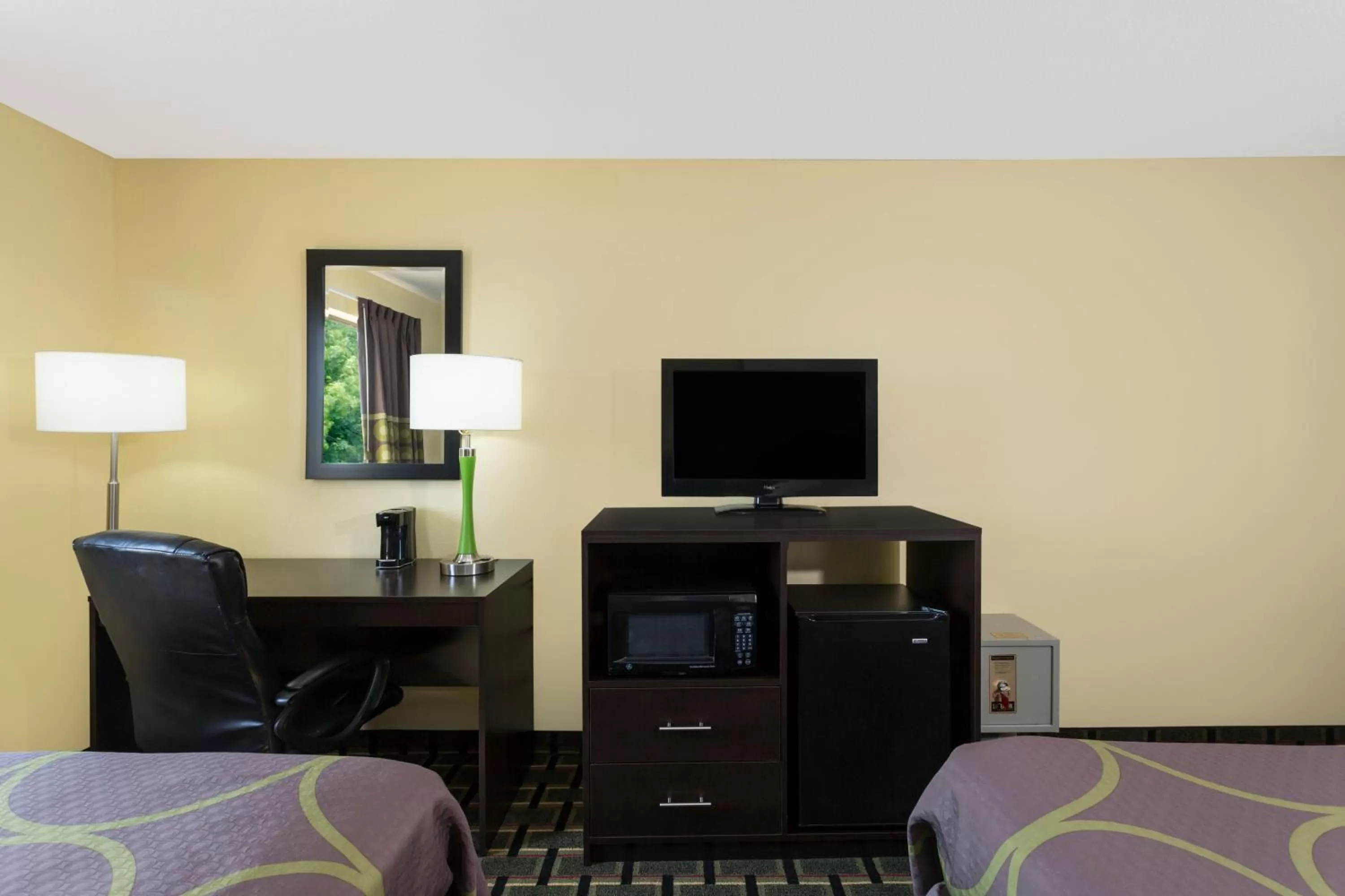 TV and multimedia, Bed in Super 8 by Wyndham Marietta
