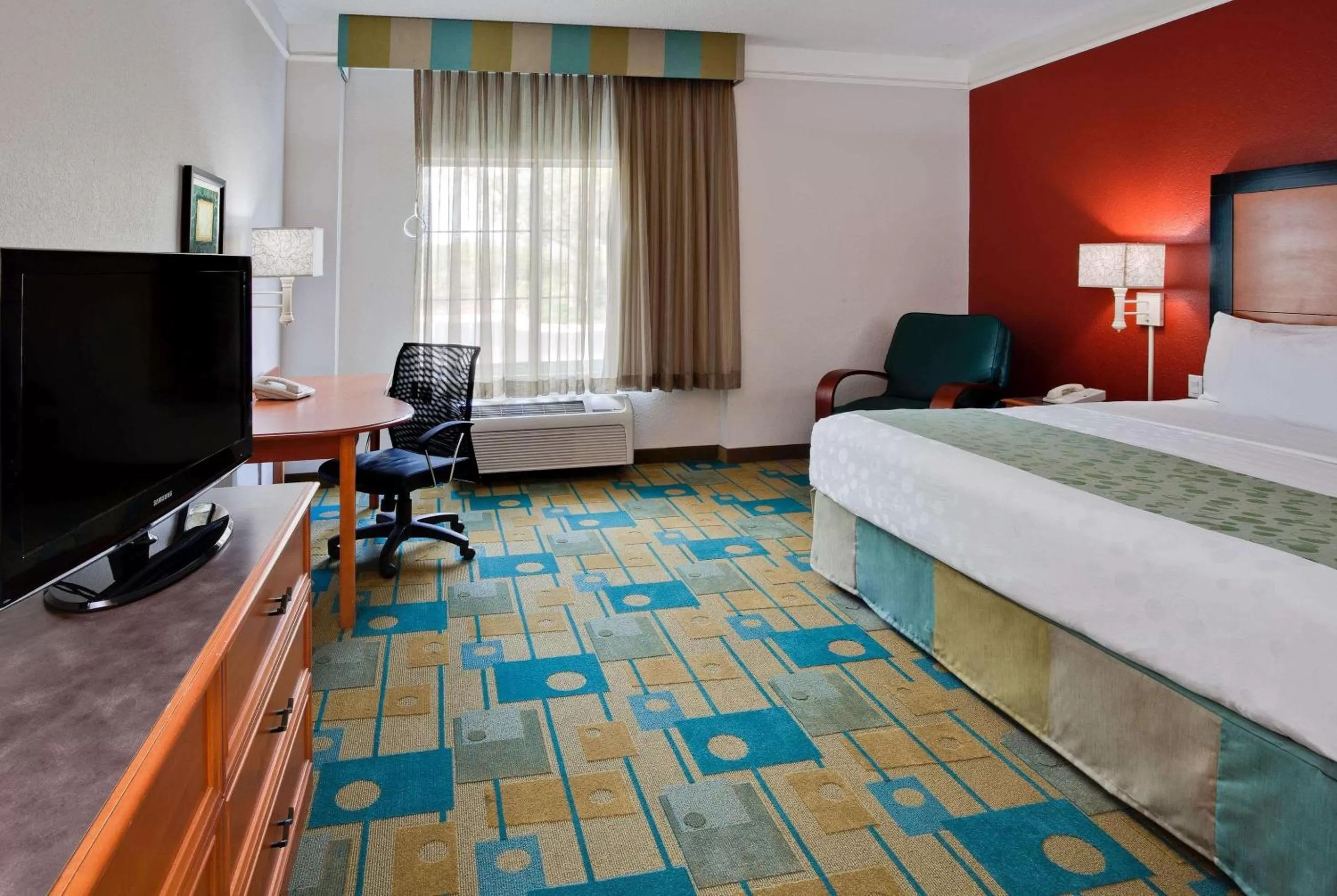 Photo of the whole room, Bed in La Quinta by Wyndham USF (Near Busch Gardens)