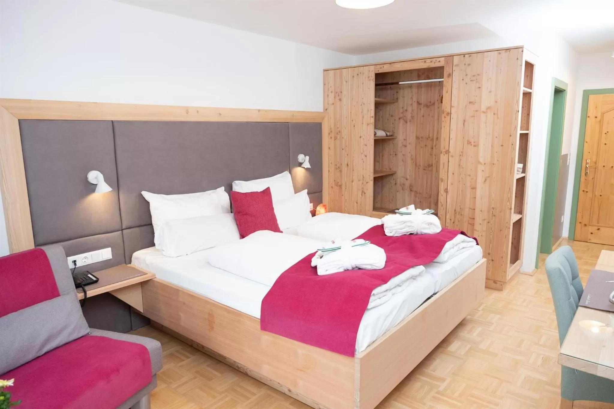 Photo of the whole room, Bed in Santner, Hotel