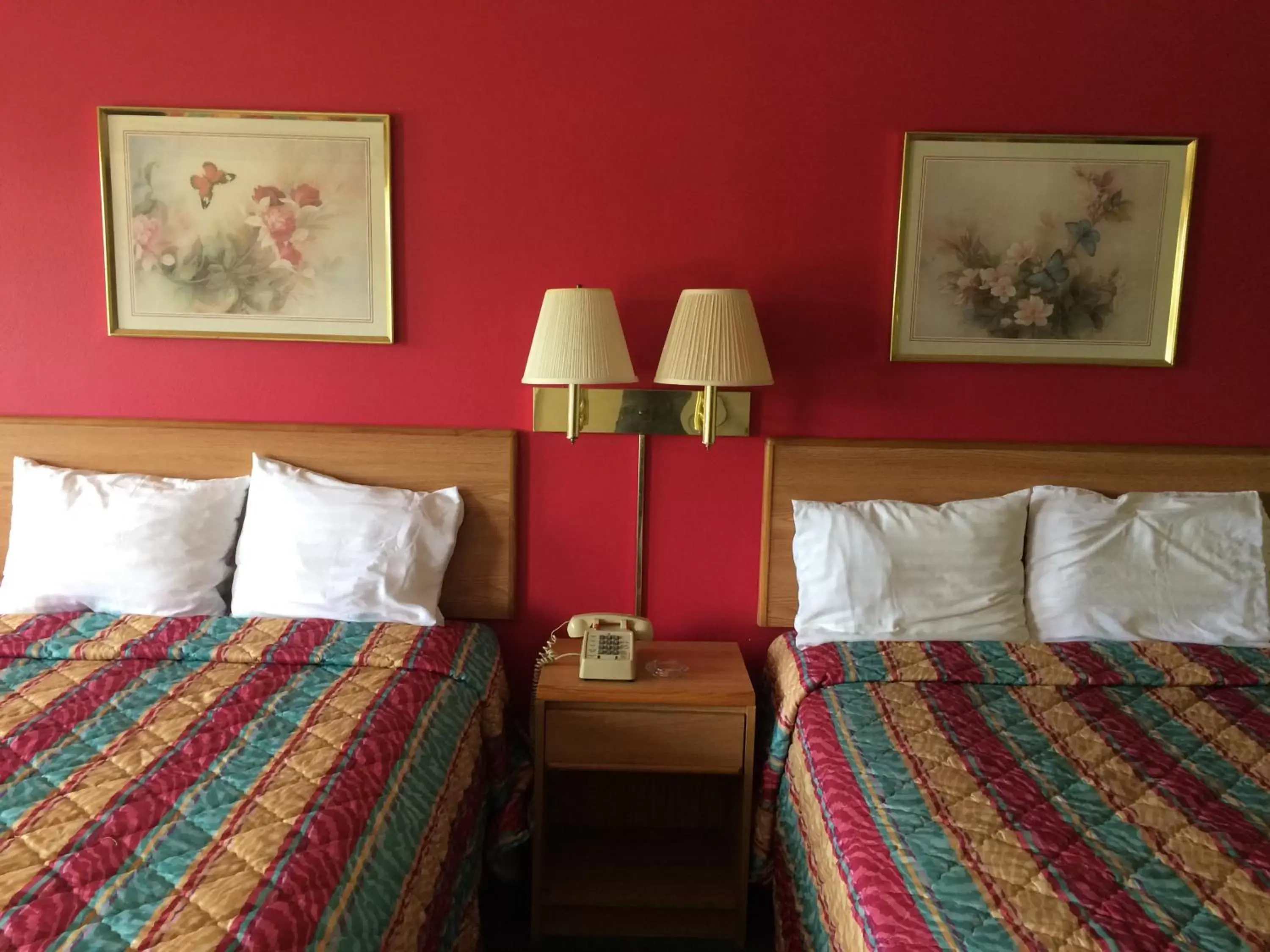 Double Room with Two Double Beds - Non-Smoking in Western Motel - Camilla Double Room with Two Double Beds - Non-Smoking in Western Motel - Camilla