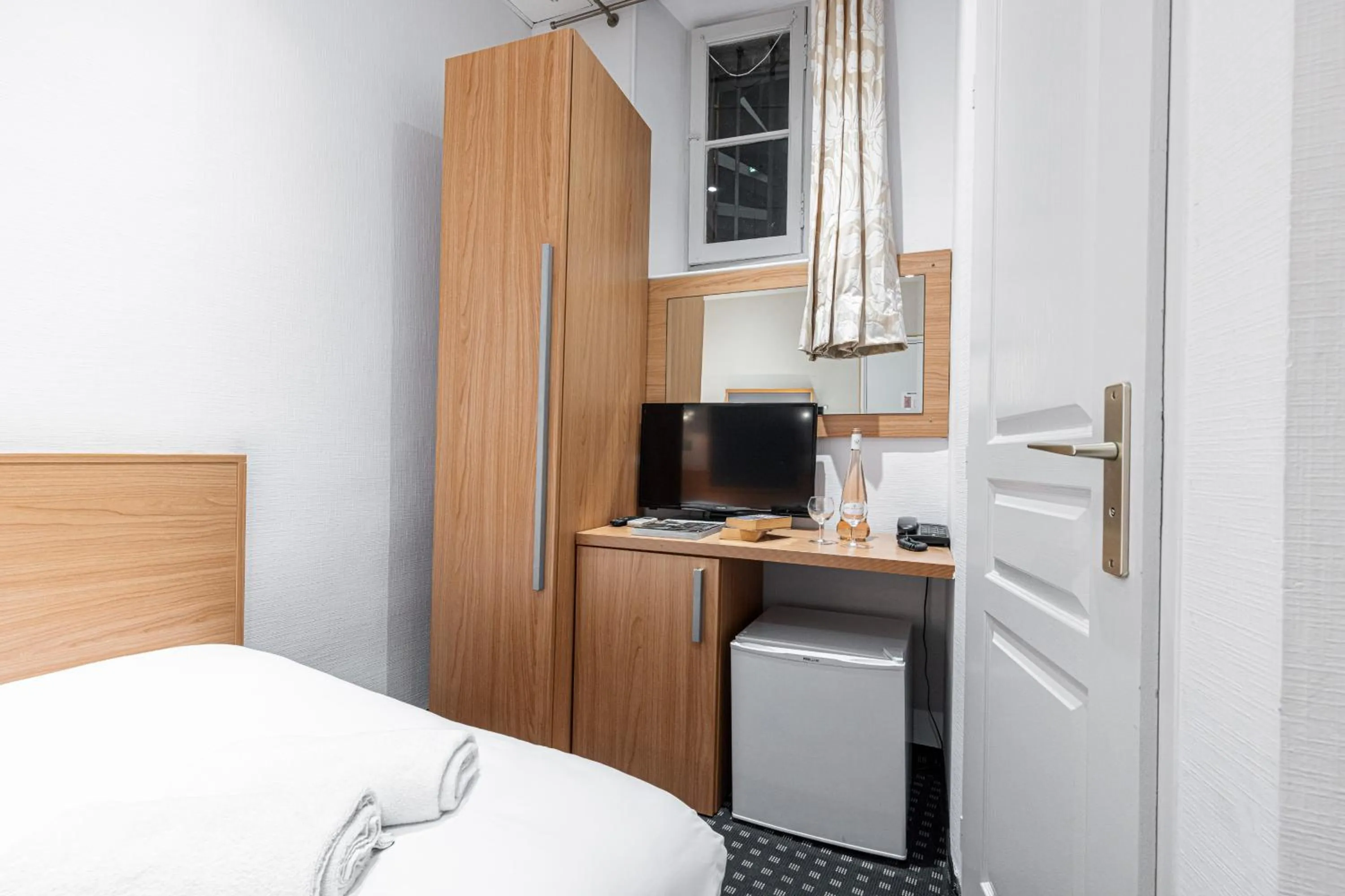 Photo of the whole room in Naomi Cannes