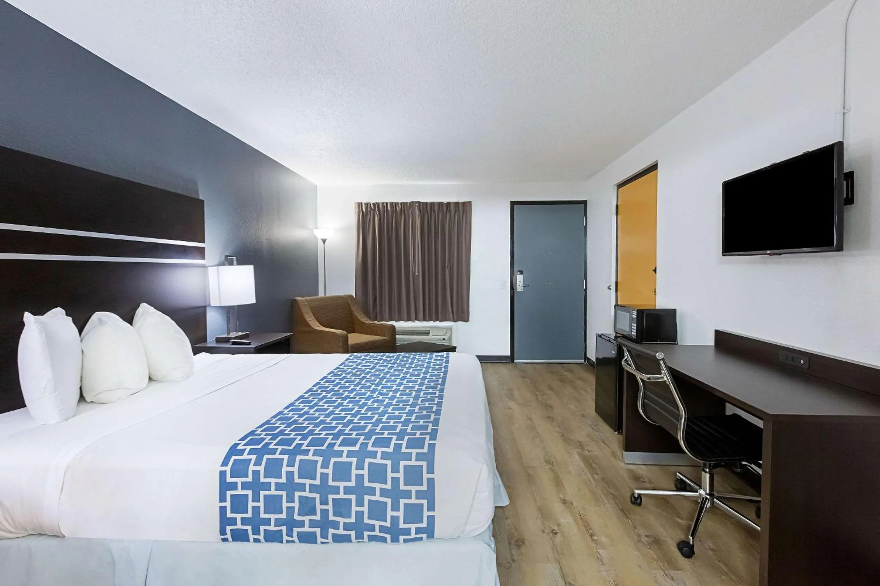 Photo of the whole room, Bed in Econo Lodge