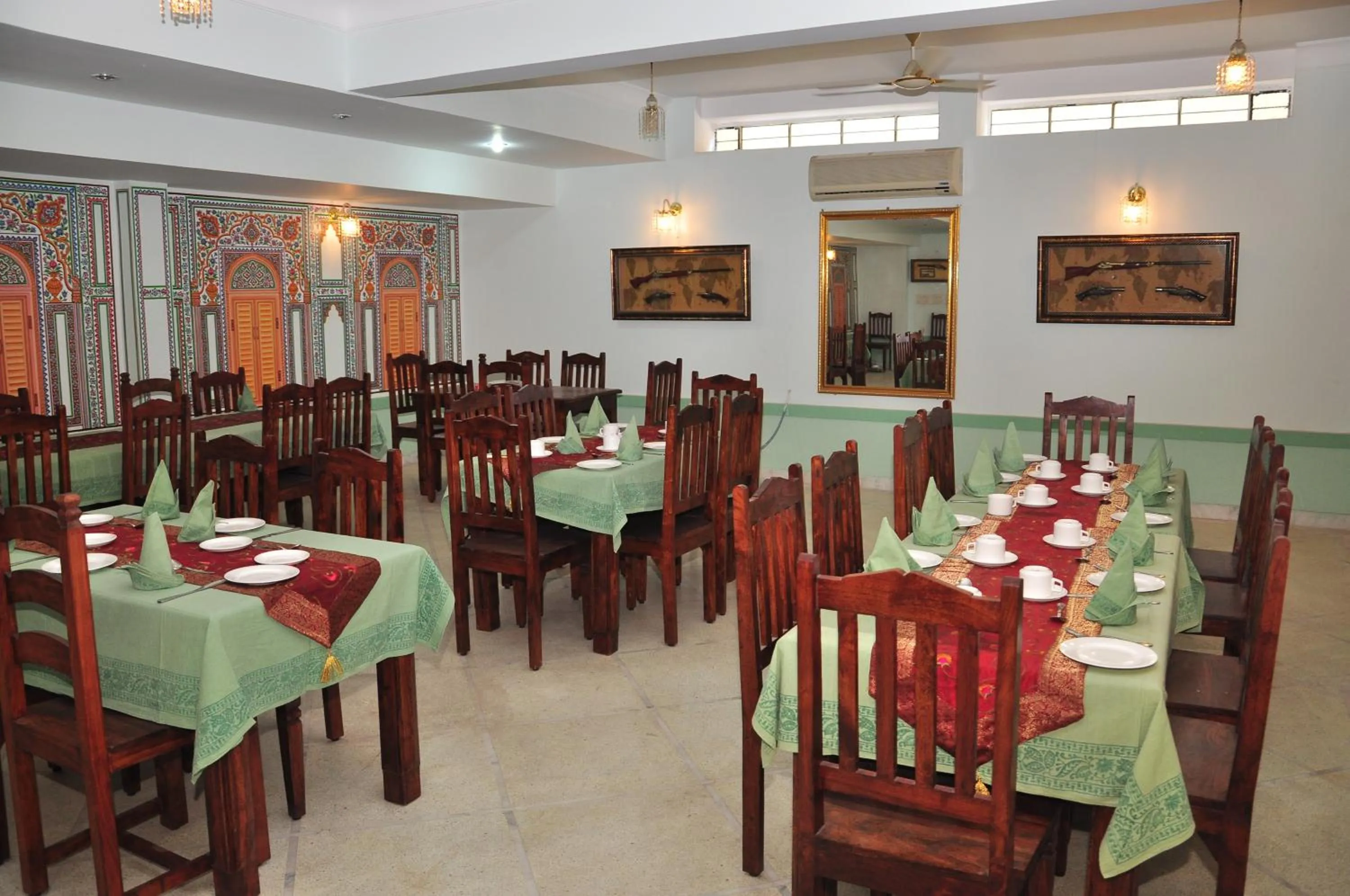 Restaurant/places to eat in Rani Mahal Hotel