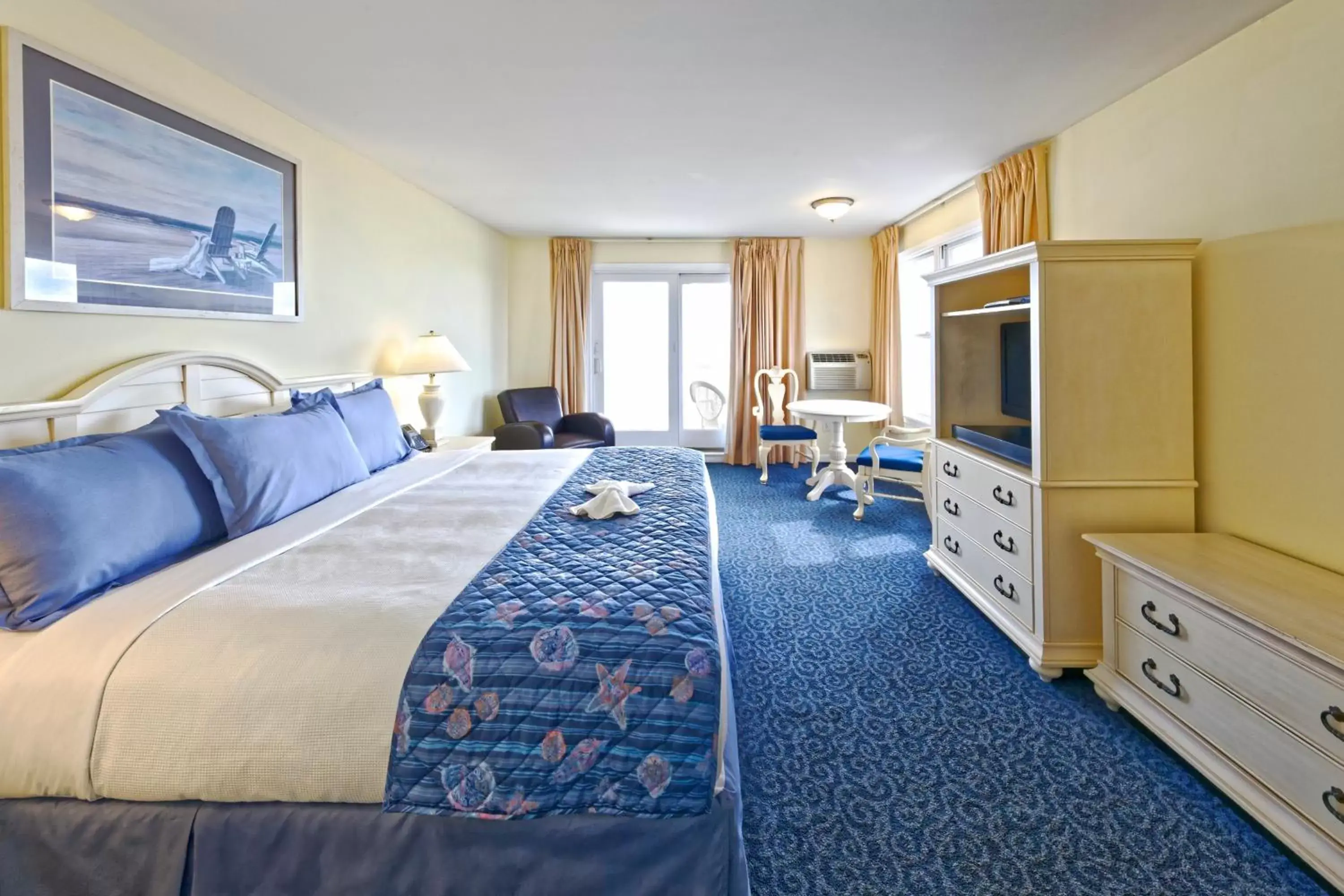 Oceanfront King Room - First Floor in Drifting Sands Oceanfront Hotel Oceanfront King Room - First Floor in Drifting Sands Oceanfront Hotel